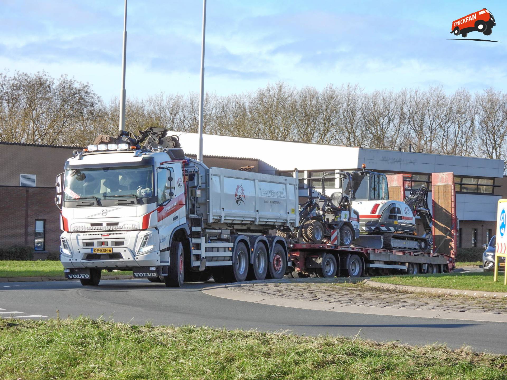 Moderne Volvo FMX 460 8x4 op Lopikerplein 2026