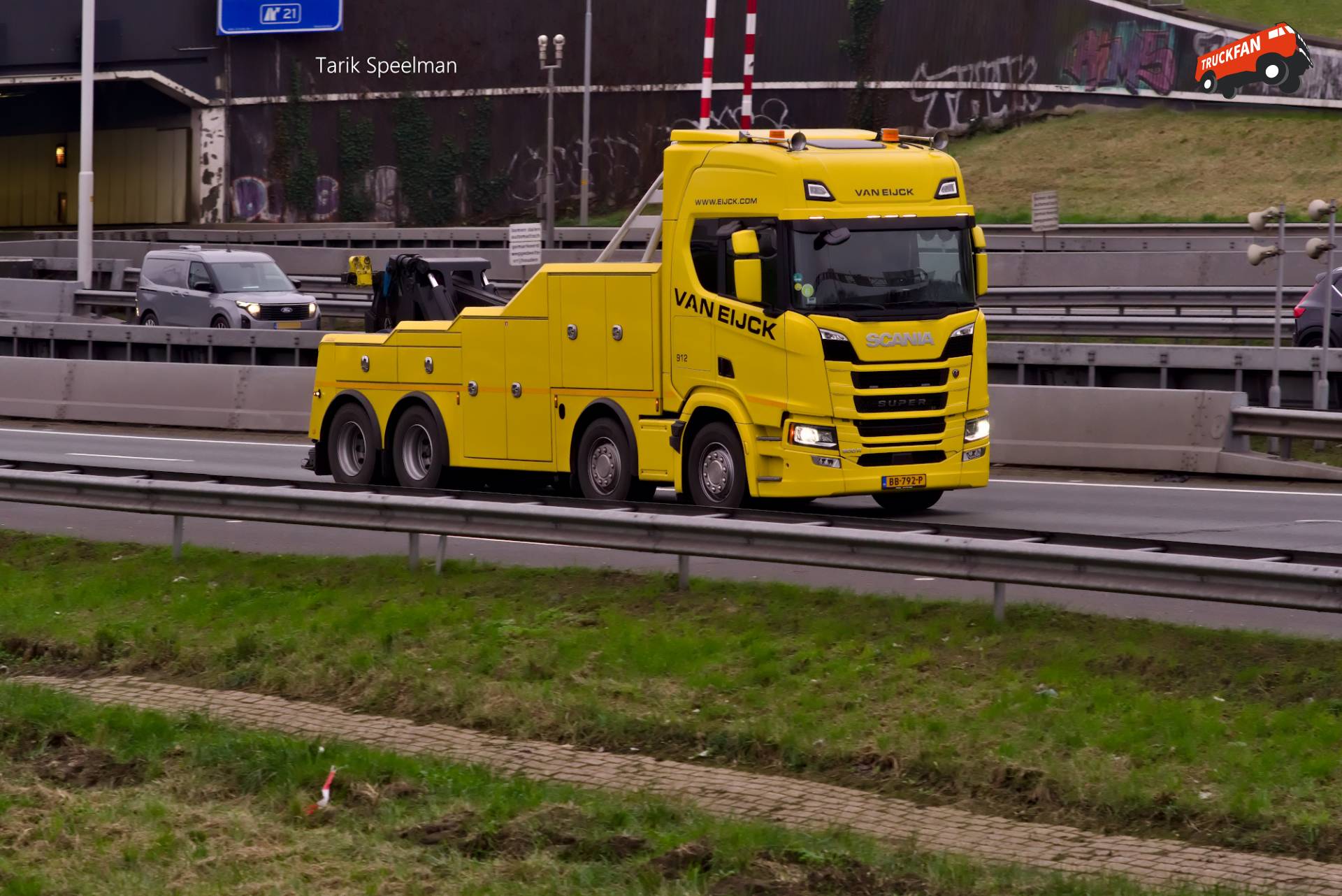 Van Eijck International Car Rescue op de A16 met Scania 500R