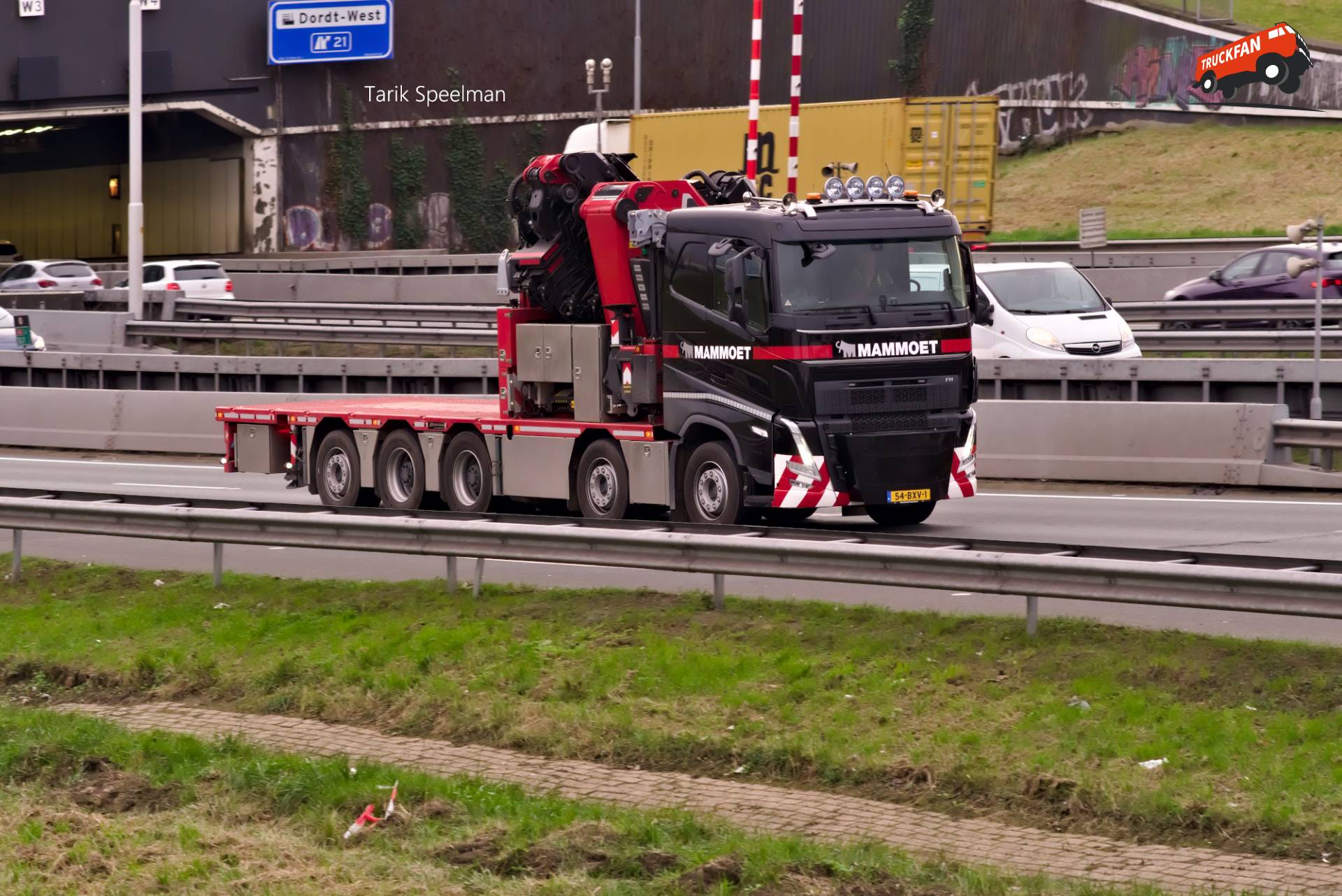 Zwaartransport met Volvo FH5 op de A16 bij Mammoet