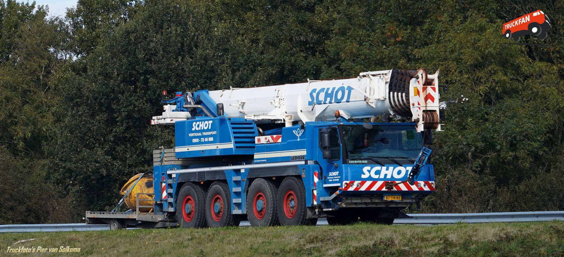 Liebherr hijskraan in actie langs de A7 bij Sneek