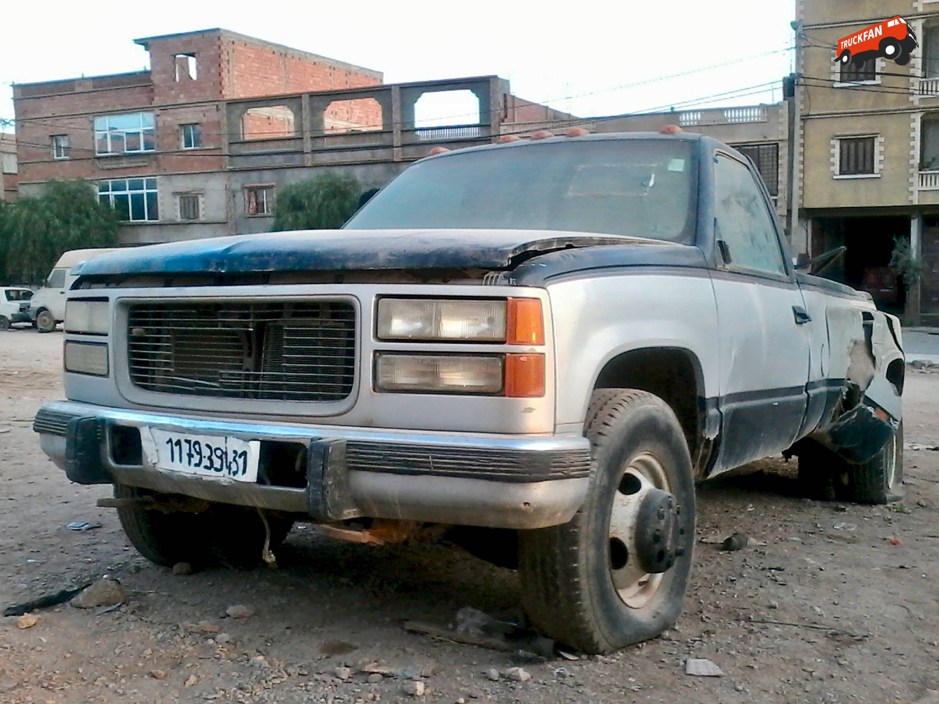 Ongebruikelijke GMC Sierra Dually op Algerijnse wegen