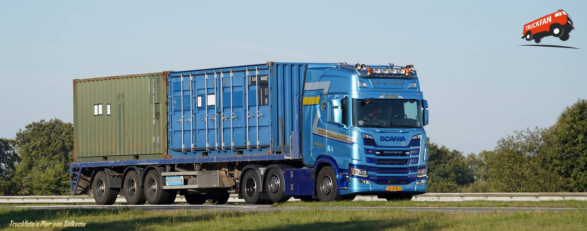 Scania 560R vrachtwagen bij A28 Veeningen