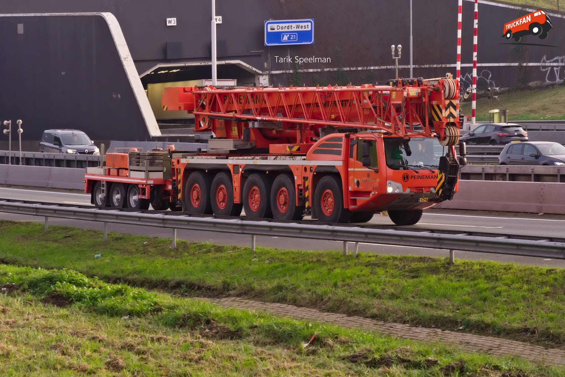 Tadano hijskraan van Peinemann op de A16