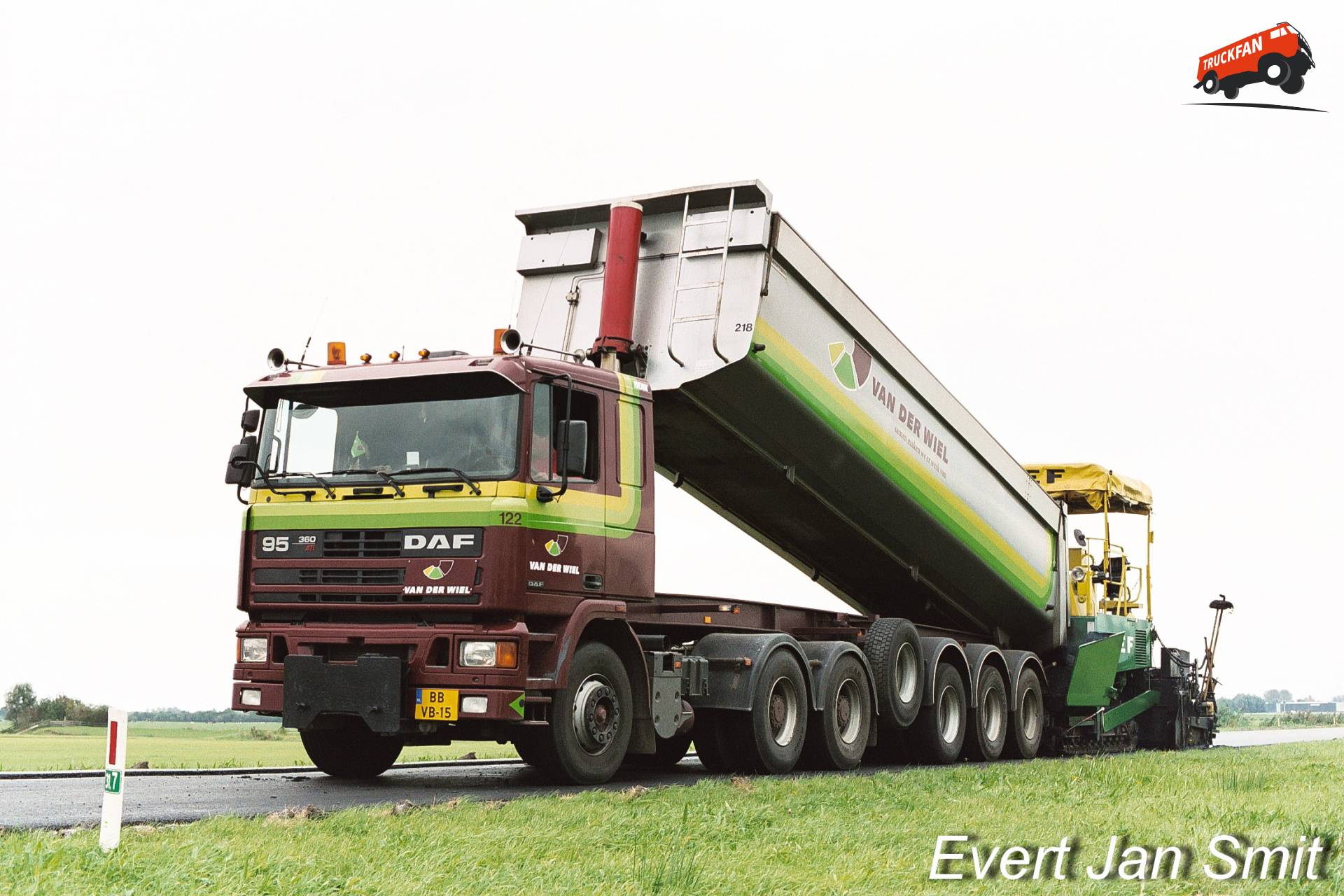 Daf FTT95-360 vrachtwagen met asfalt bij REEF machine