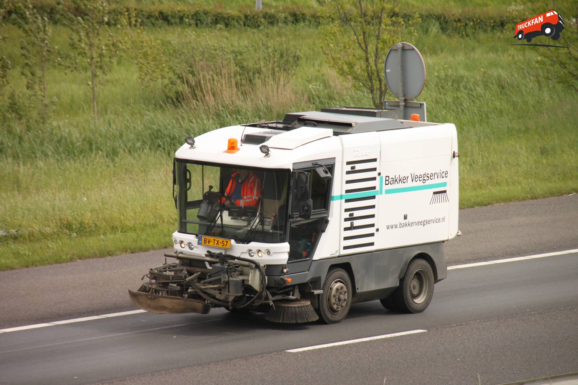 RAVO 580 veegmachine in actie bij Bakker Veegservice