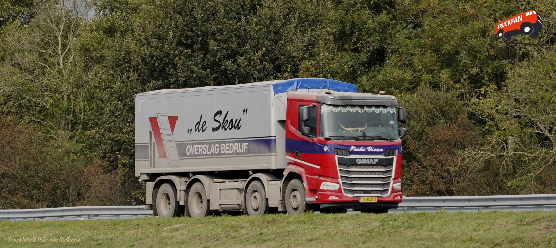 GINAF kipper onderweg op de A7 bij Sneek