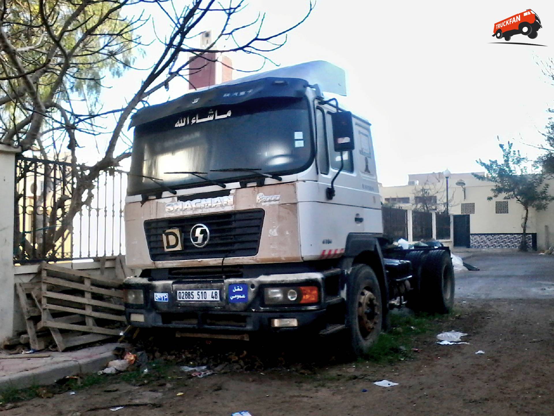 Shacman F2000 Truck trotseert het ruige terrein van Algerije