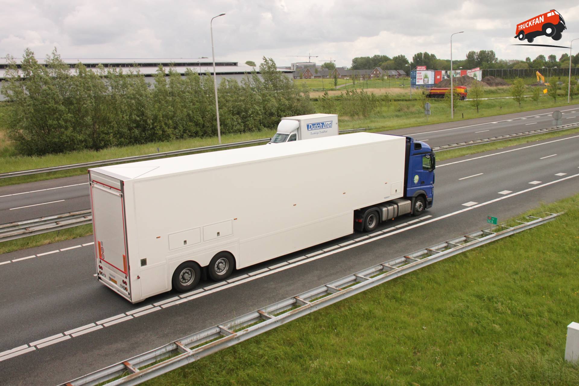 Dubbeldekker burger in actie bij Action