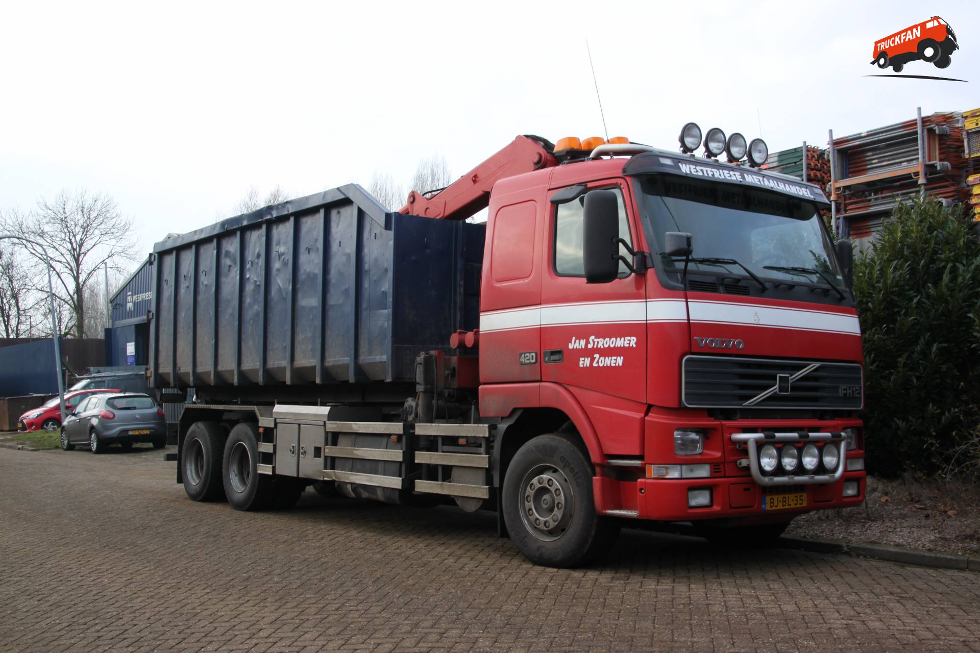Volvo FH12 vrachtwagen bij Westfriese Metaalhandel in actie