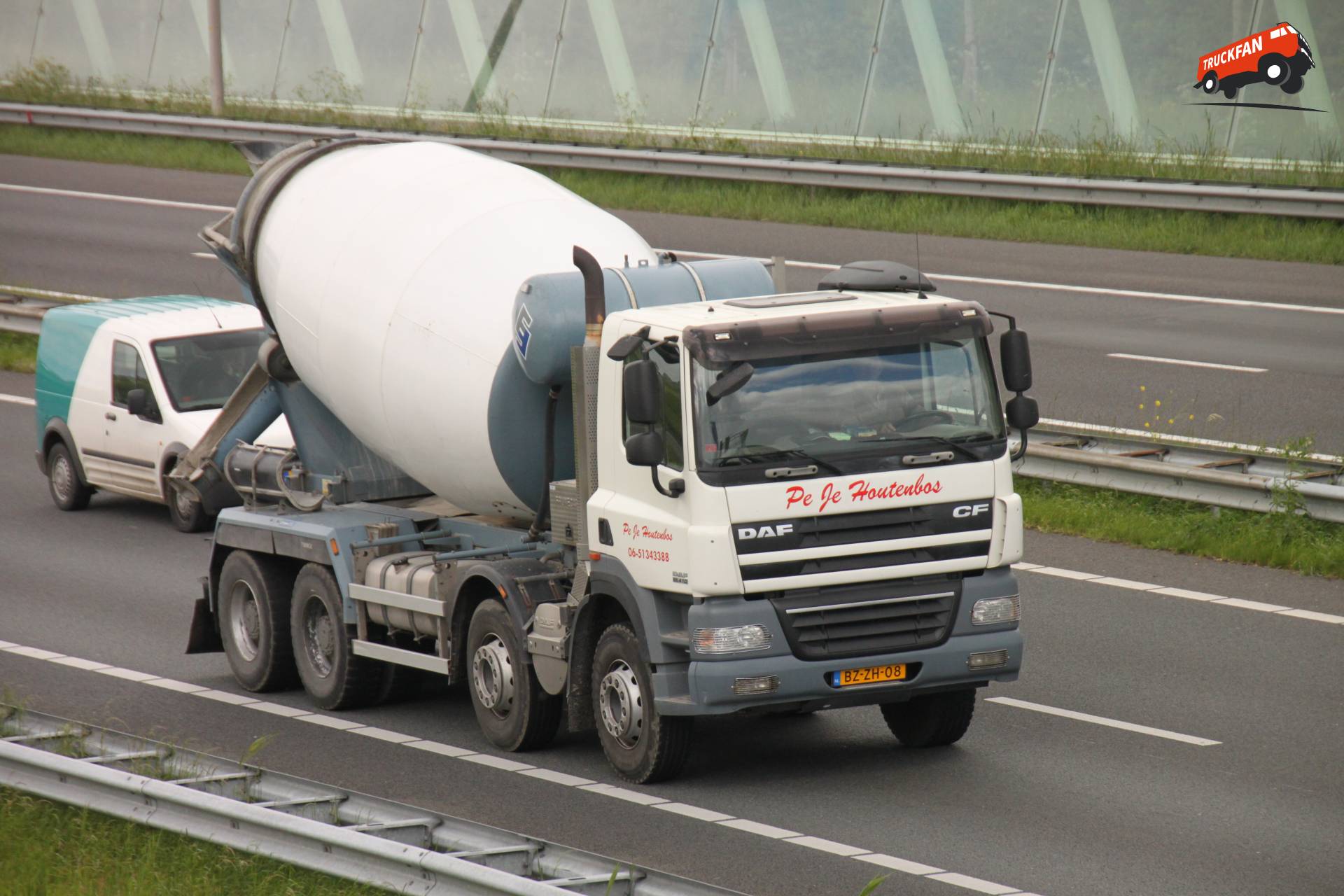 DAF CF85 vrachtwagen van Transportbedrijf P.J. Houtenbos op 12 mei 2014