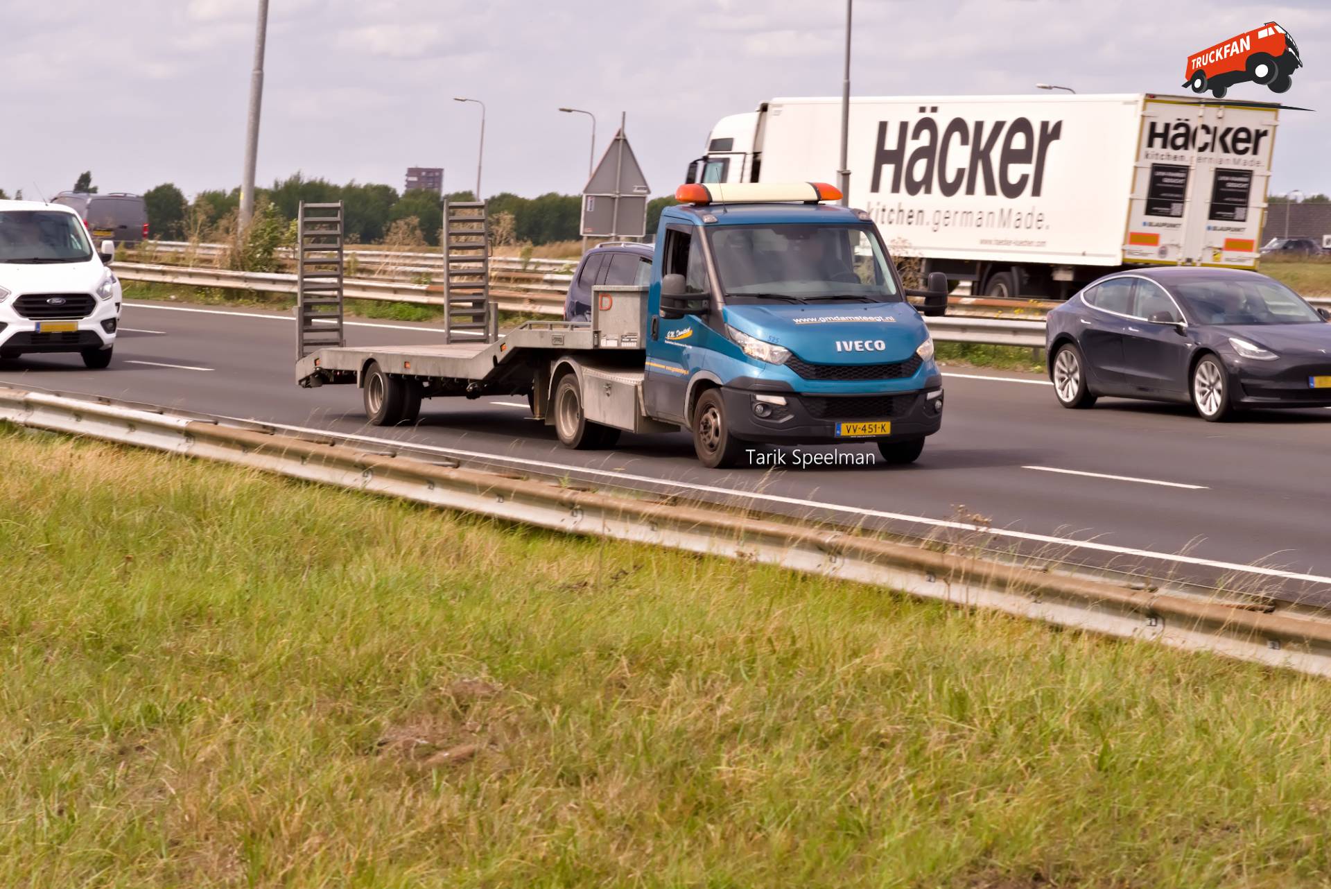 Iveco Daily dieplader op de A15 bij G.M. Damsteegt B.V.