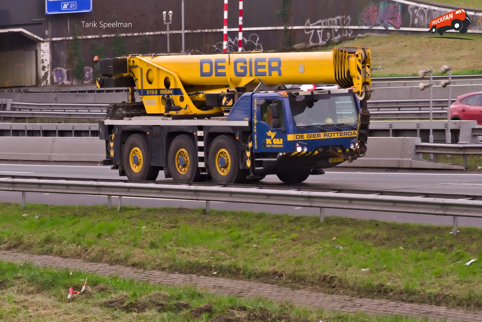 Demag hijskraan van De Gier op de A16