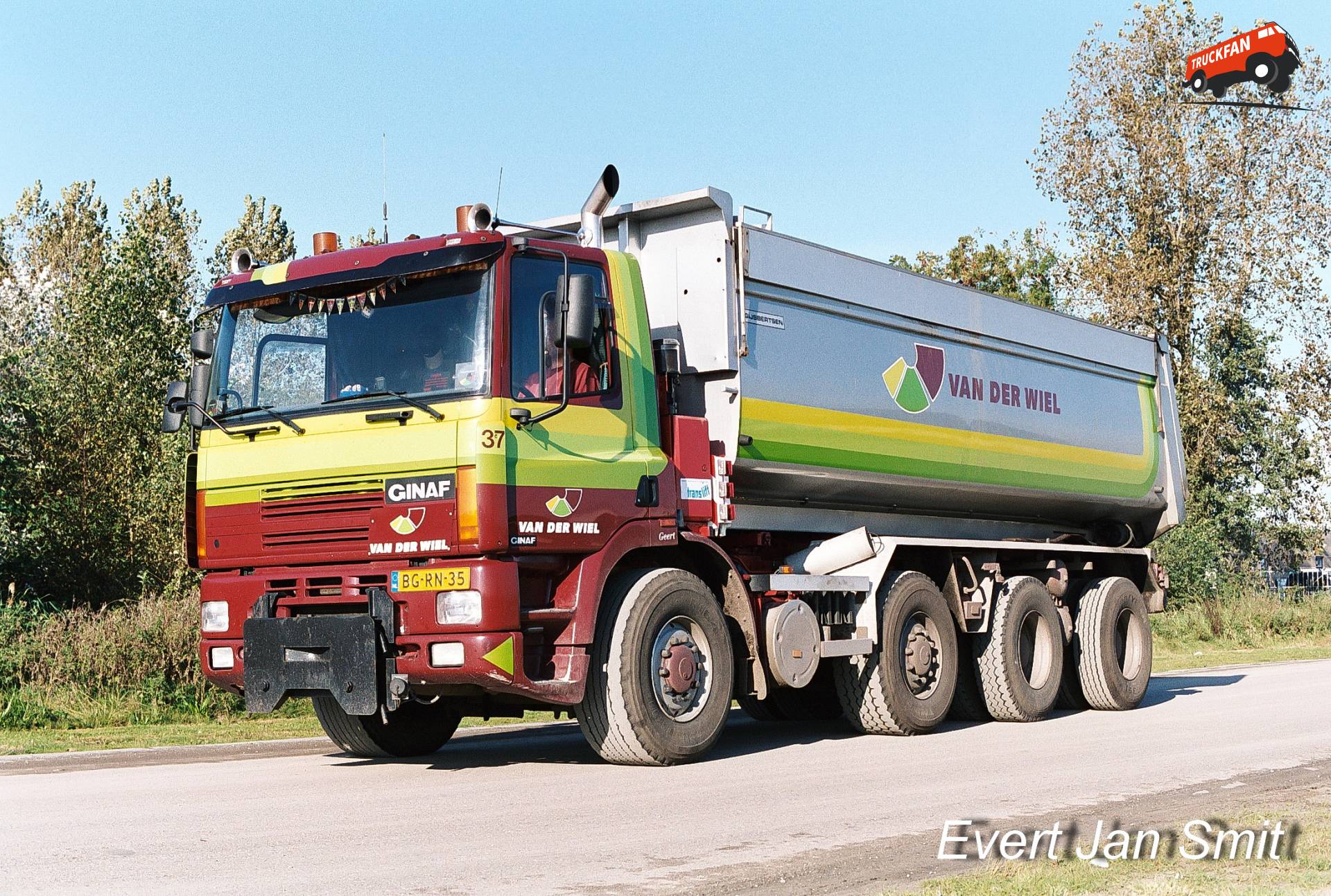 Ginaf M-4345-TS vrachtwagen geladen bij NOAP Heerenveen in 2002