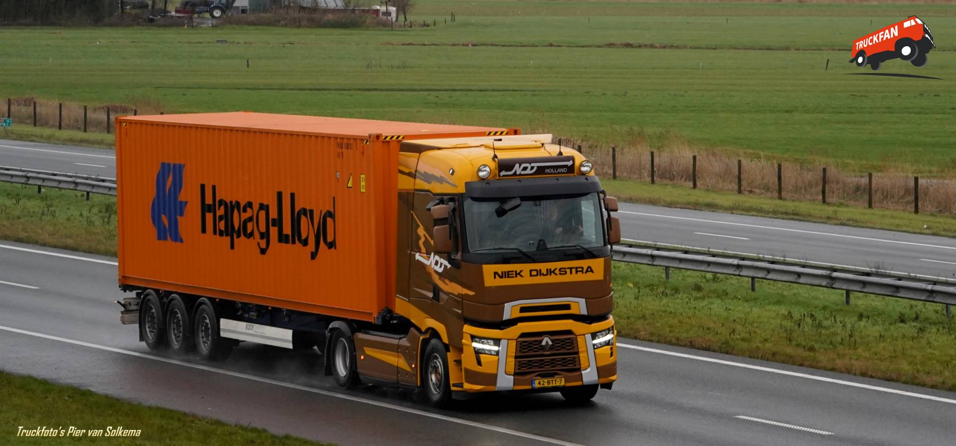 Renault truck with container on A6