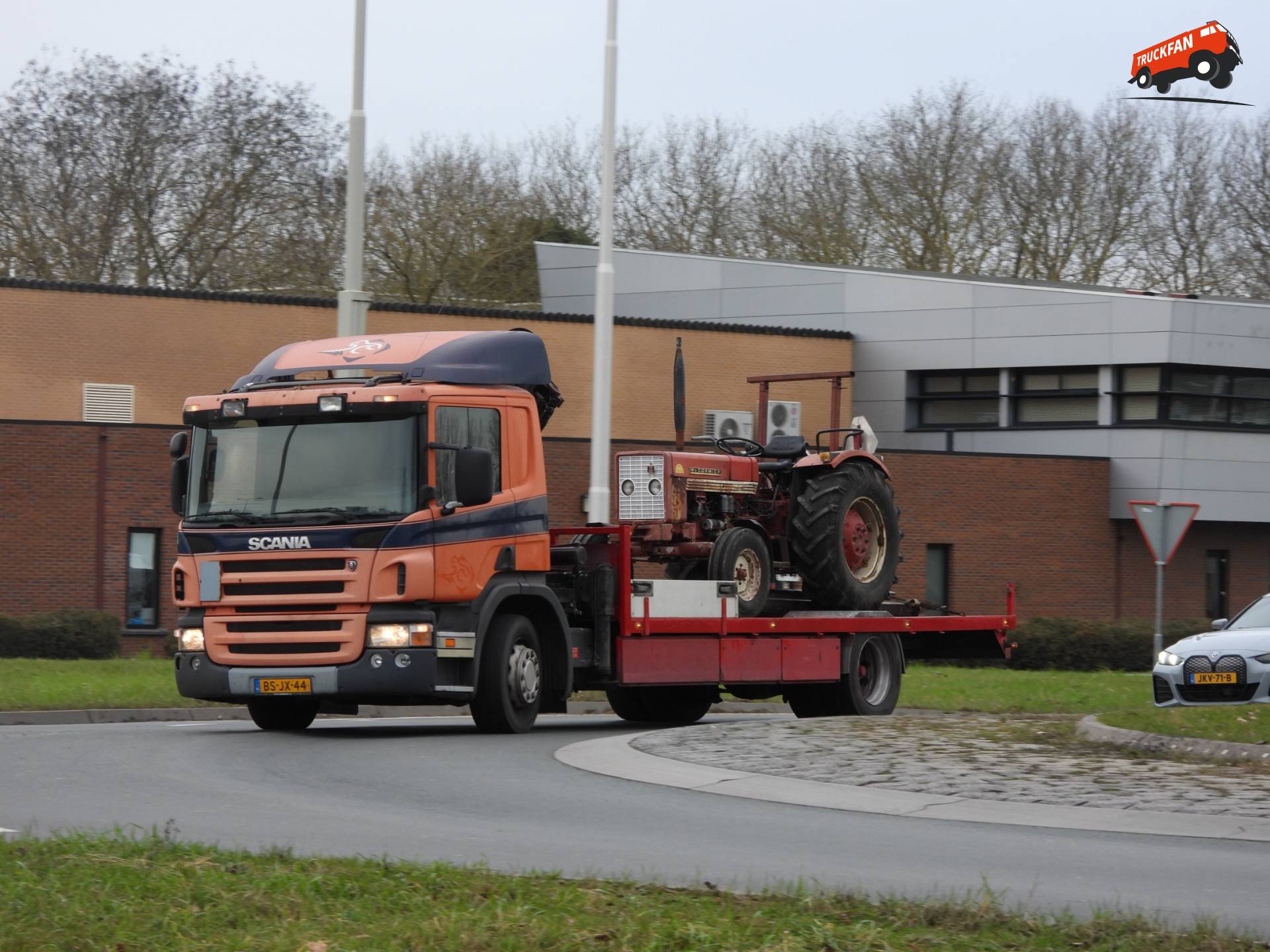 Scania P230 met McCormick 423 tractor.