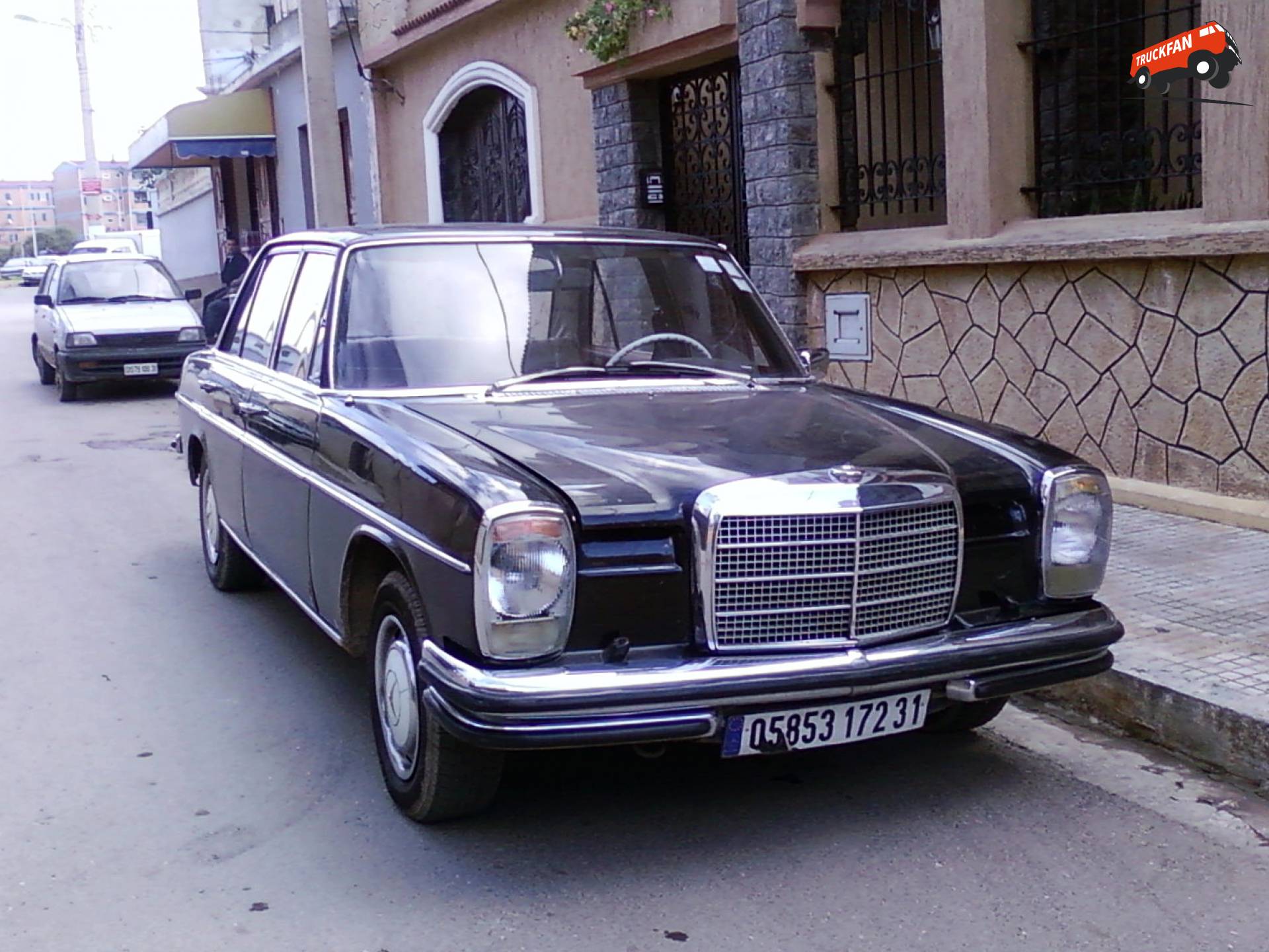 Klassieke Mercedes-Benz W115 op Algerijnse straten in 2013