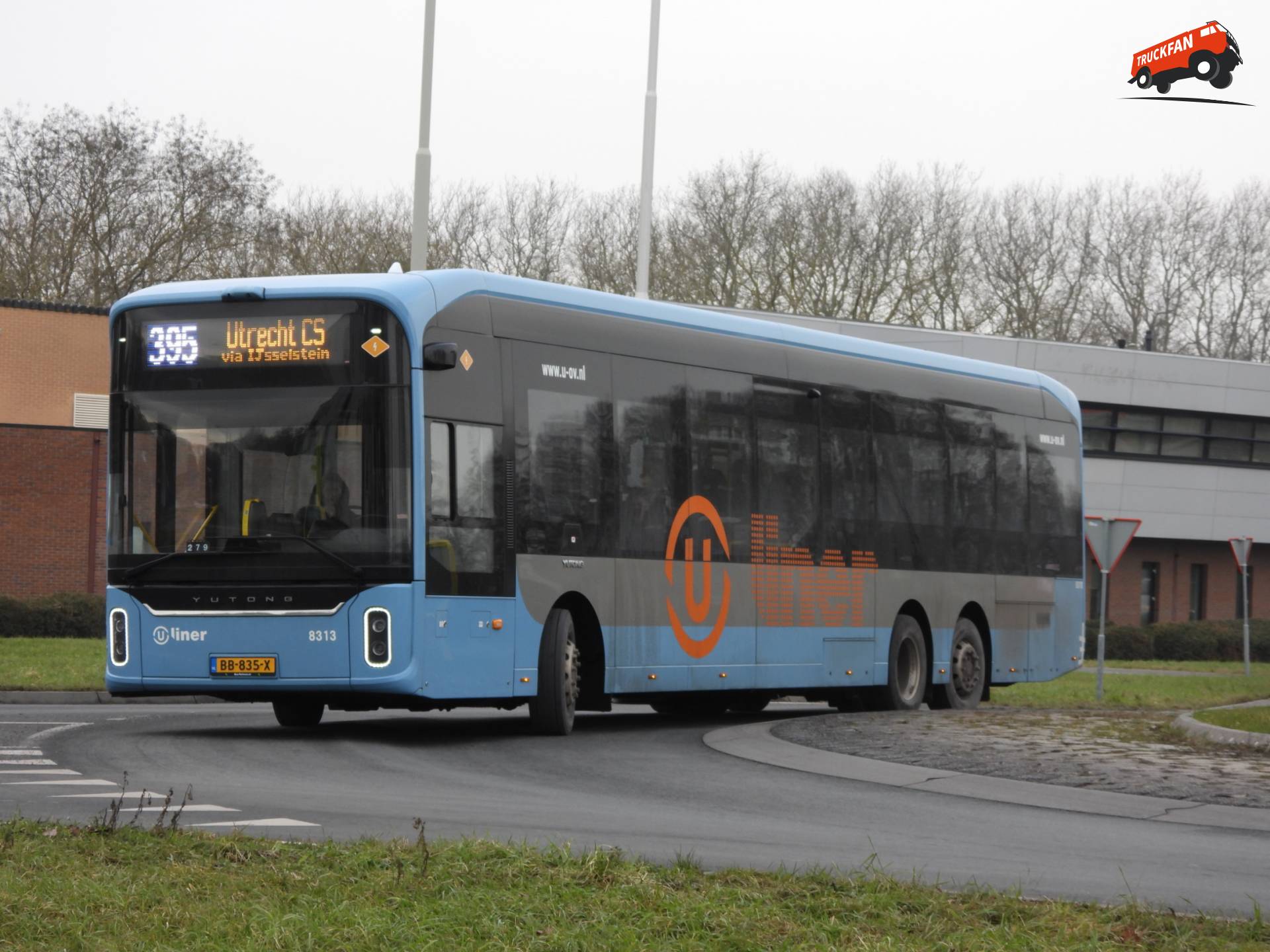 Keolis U-Liner 8313 Yutong U15 op Lopikerplein, Schoonhoven