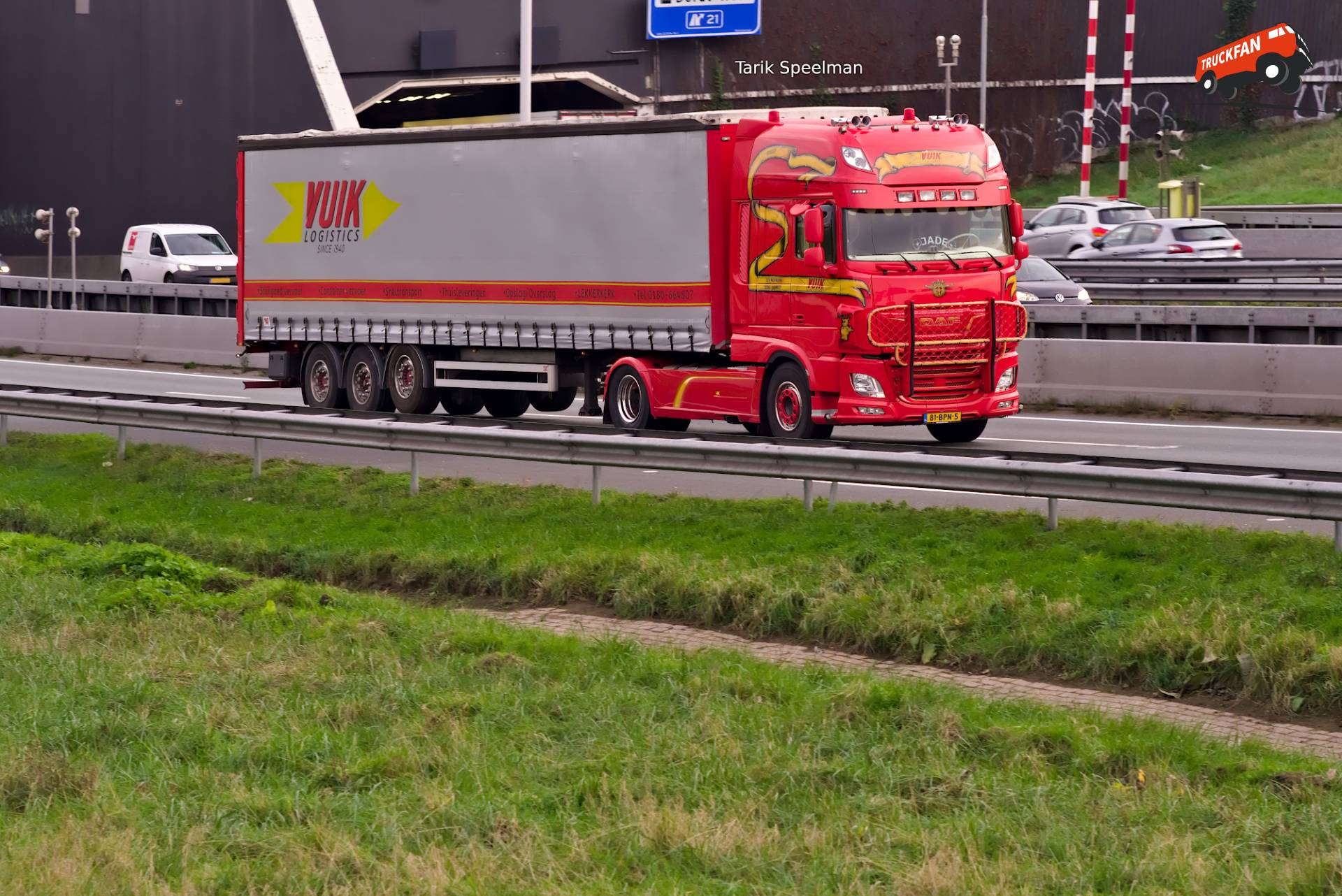 DAF XF Euro 6 van Vuik Transport op de A16