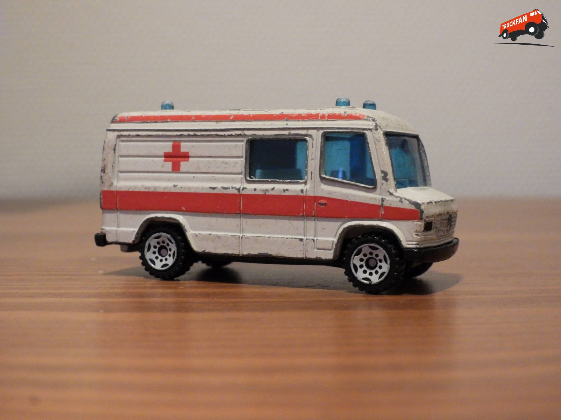 Mercedes-Benz 809 Ambulance model Siku 0805 uit 1990-1995