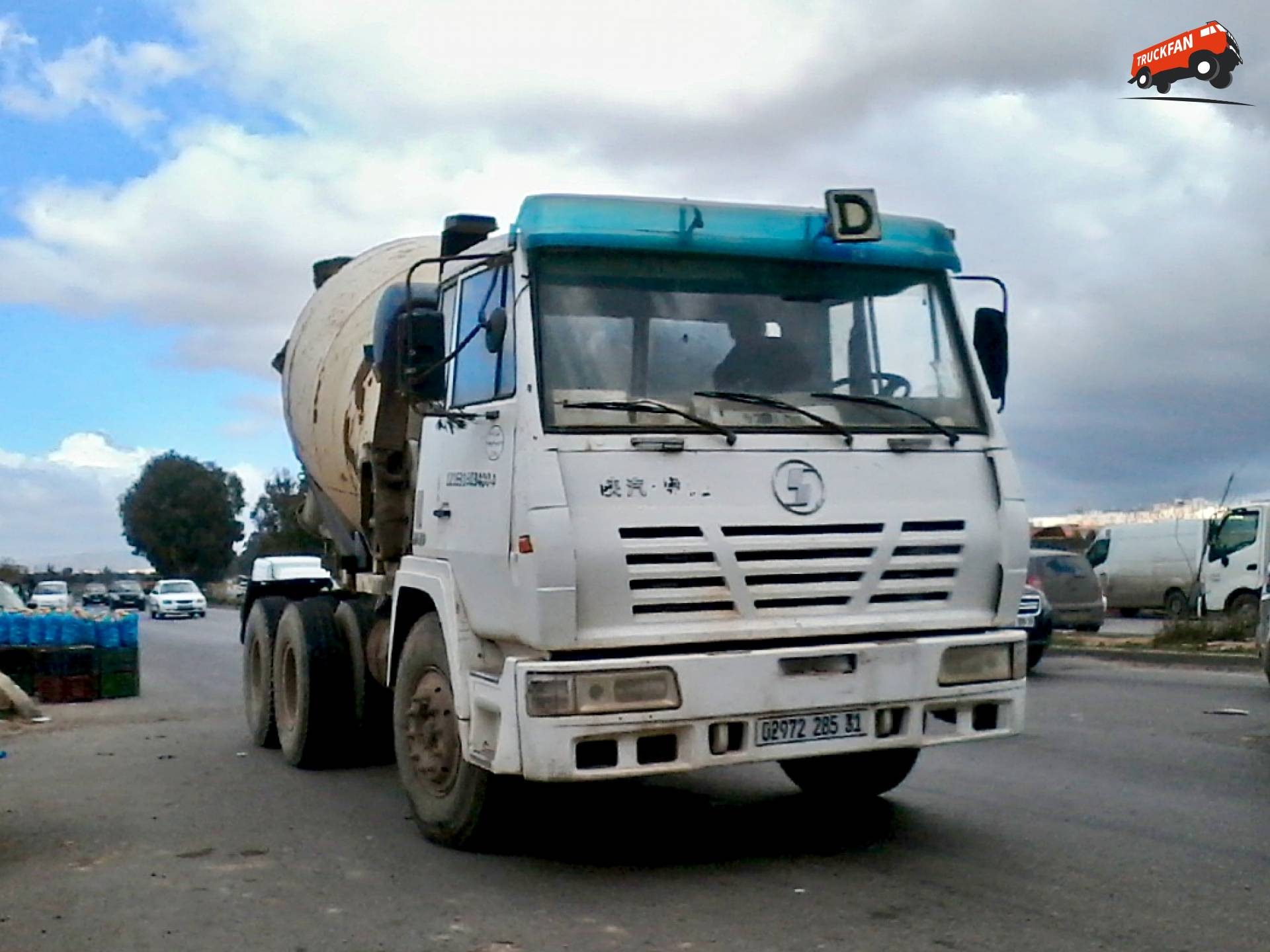 Shacman Steyr Truck vastgelegd in Algerijns landschap 2019