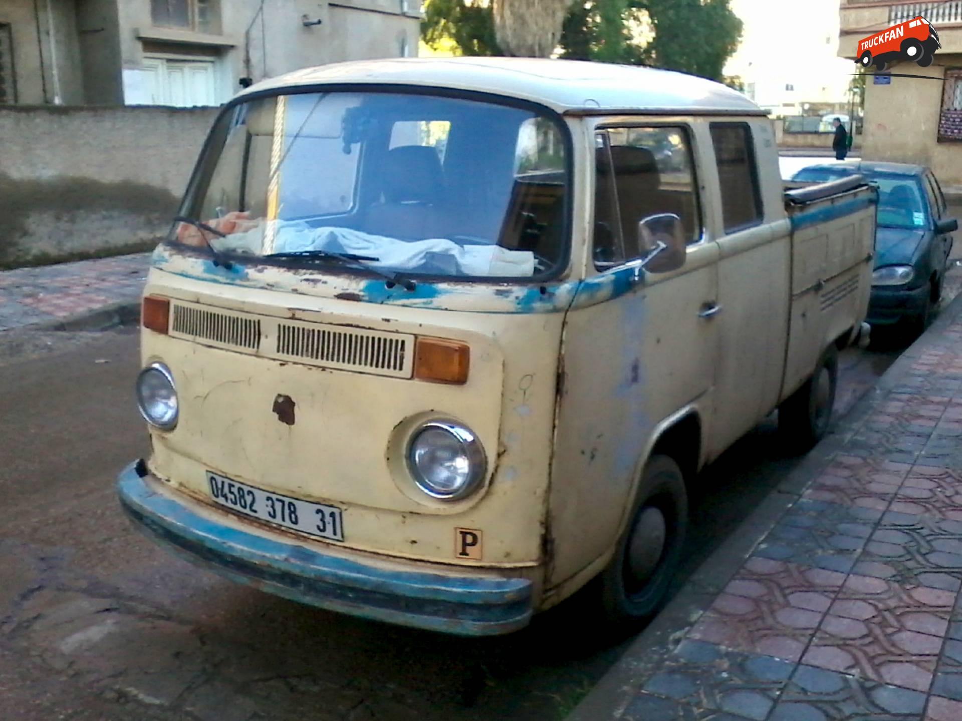 Straatbeeld met voertuigen in Algerije, 2019