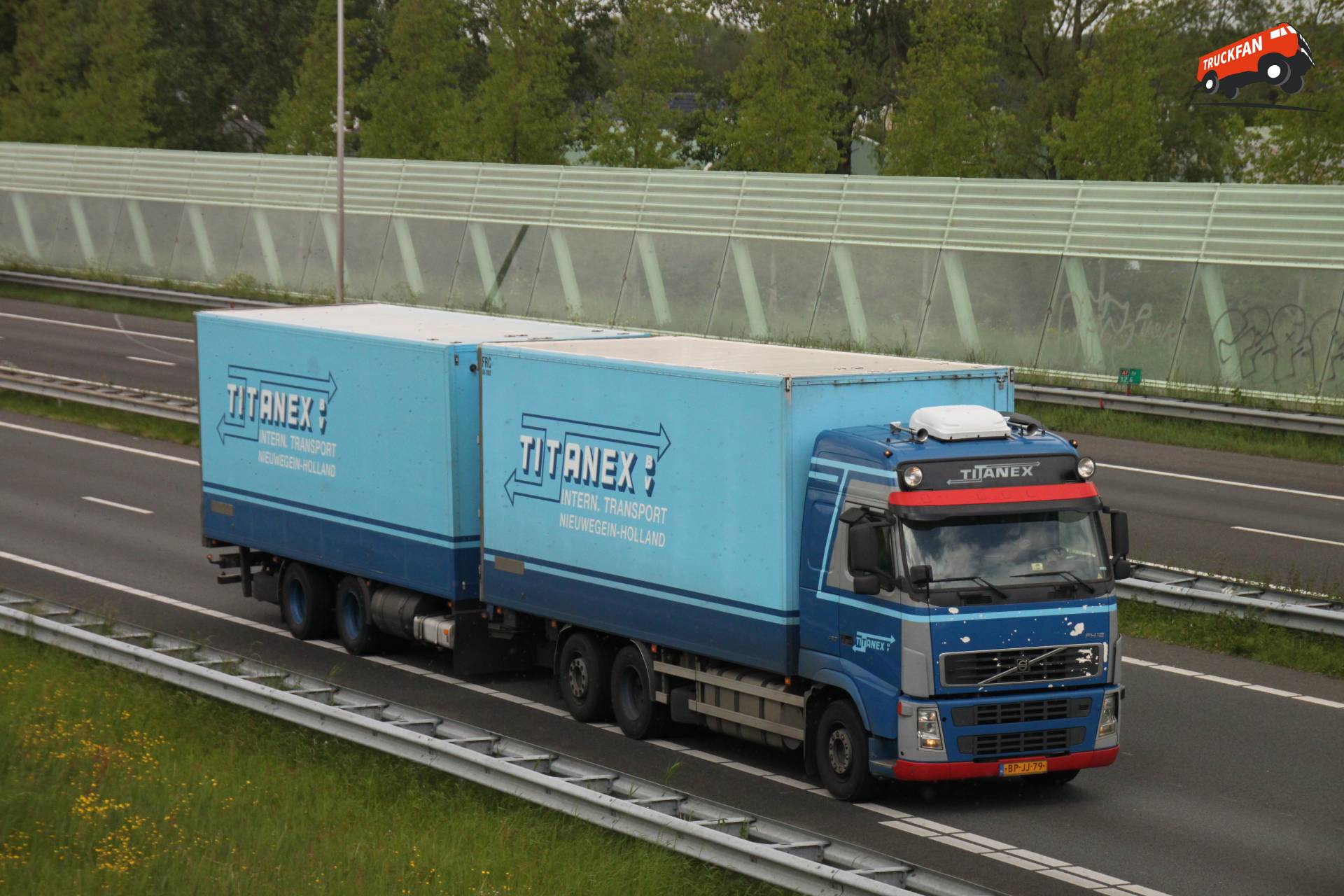 Volvo FH12 vrachtwagen bij Titanex in actie