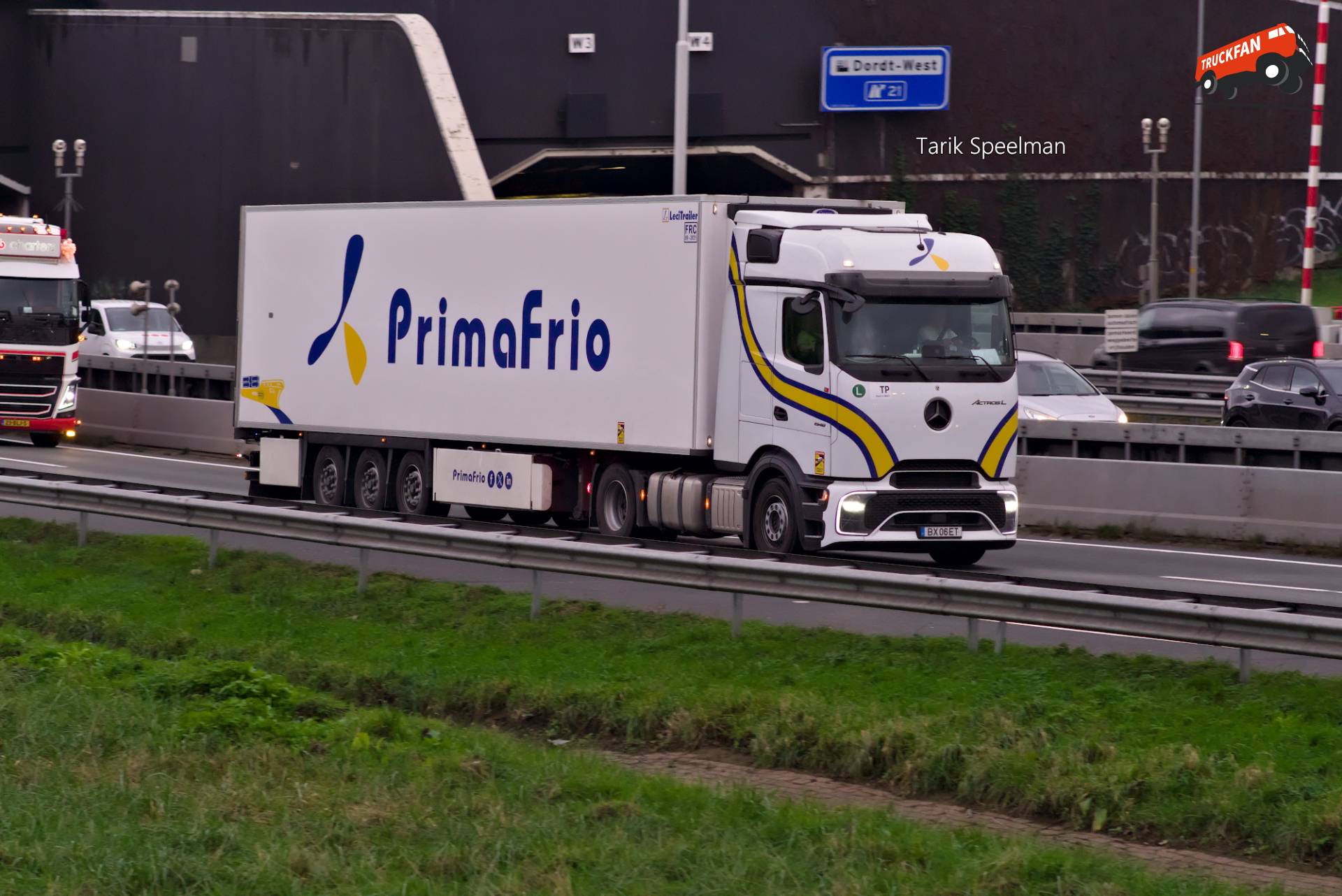 Mercedes-Benz Actros L ProCabin van Primafrio op de A16