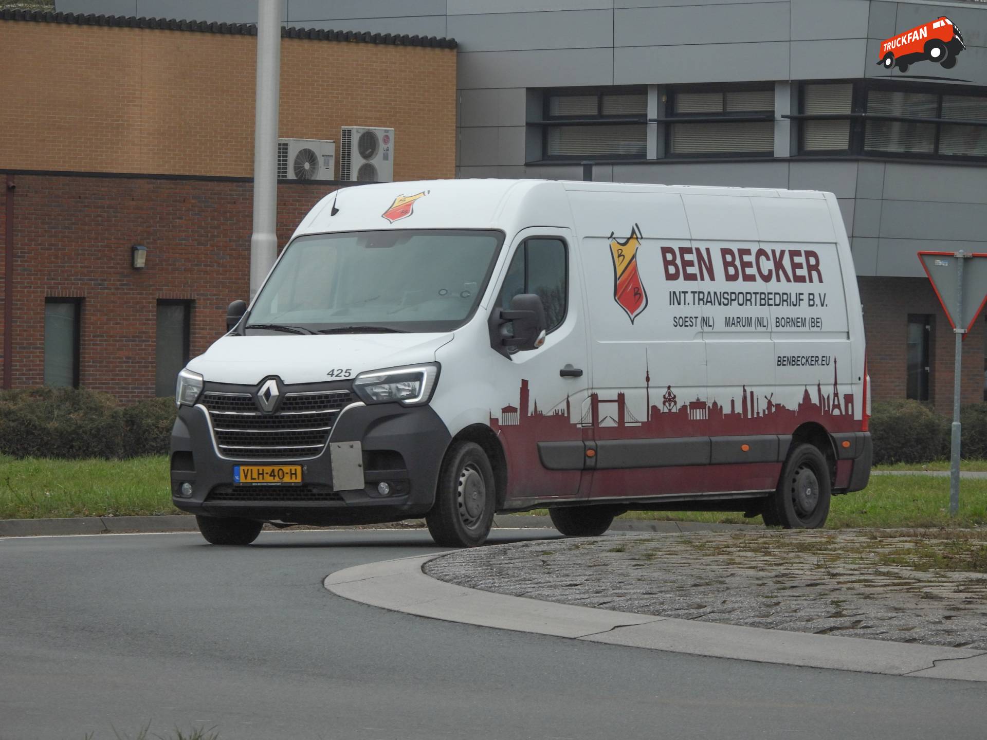 Wagen 425 van Internationaal Transportbedrijf Ben Becker in actie