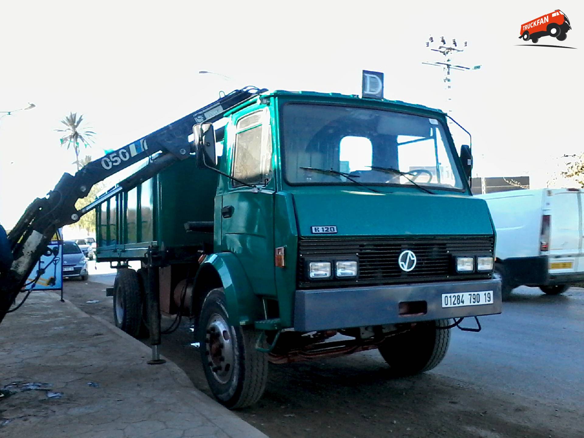 SNVI K120 Zware Vrachtwagen in Algerijns Landschap
