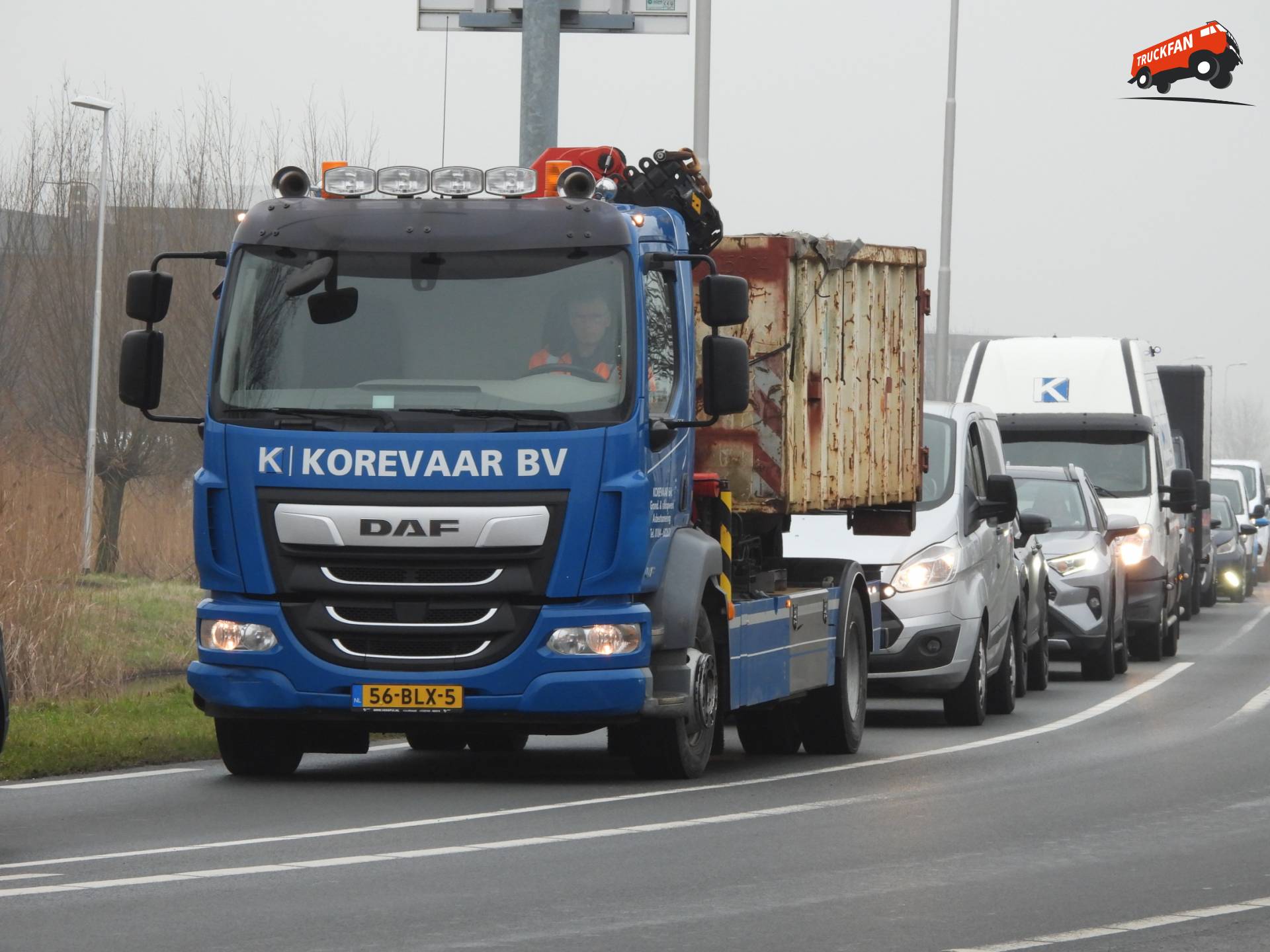 DAF LF 230 FA vrachtwagen in actie bij Schoonhoven op de N210