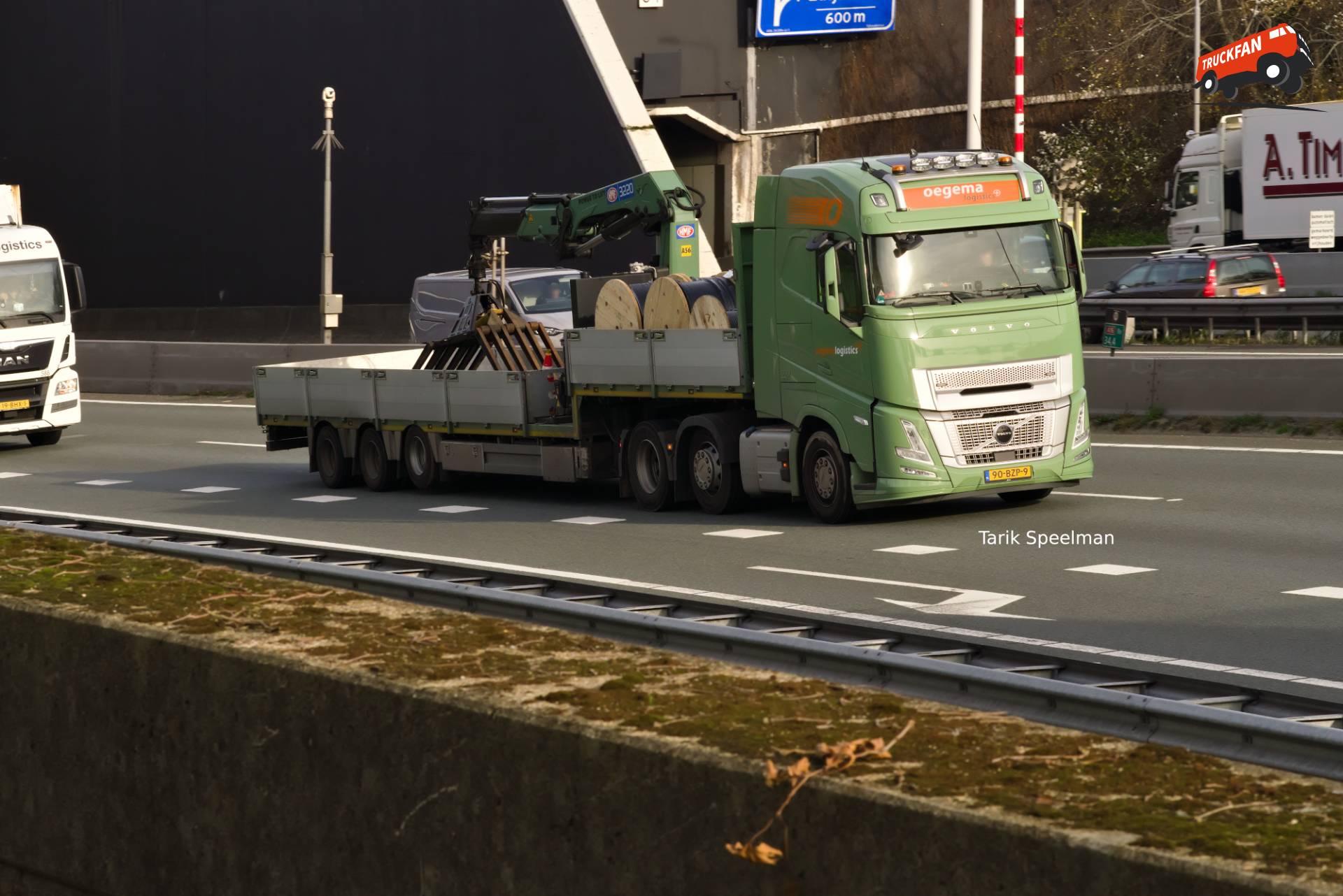 Volvo FH Aero zwaartransport op de A16 bij Oegema