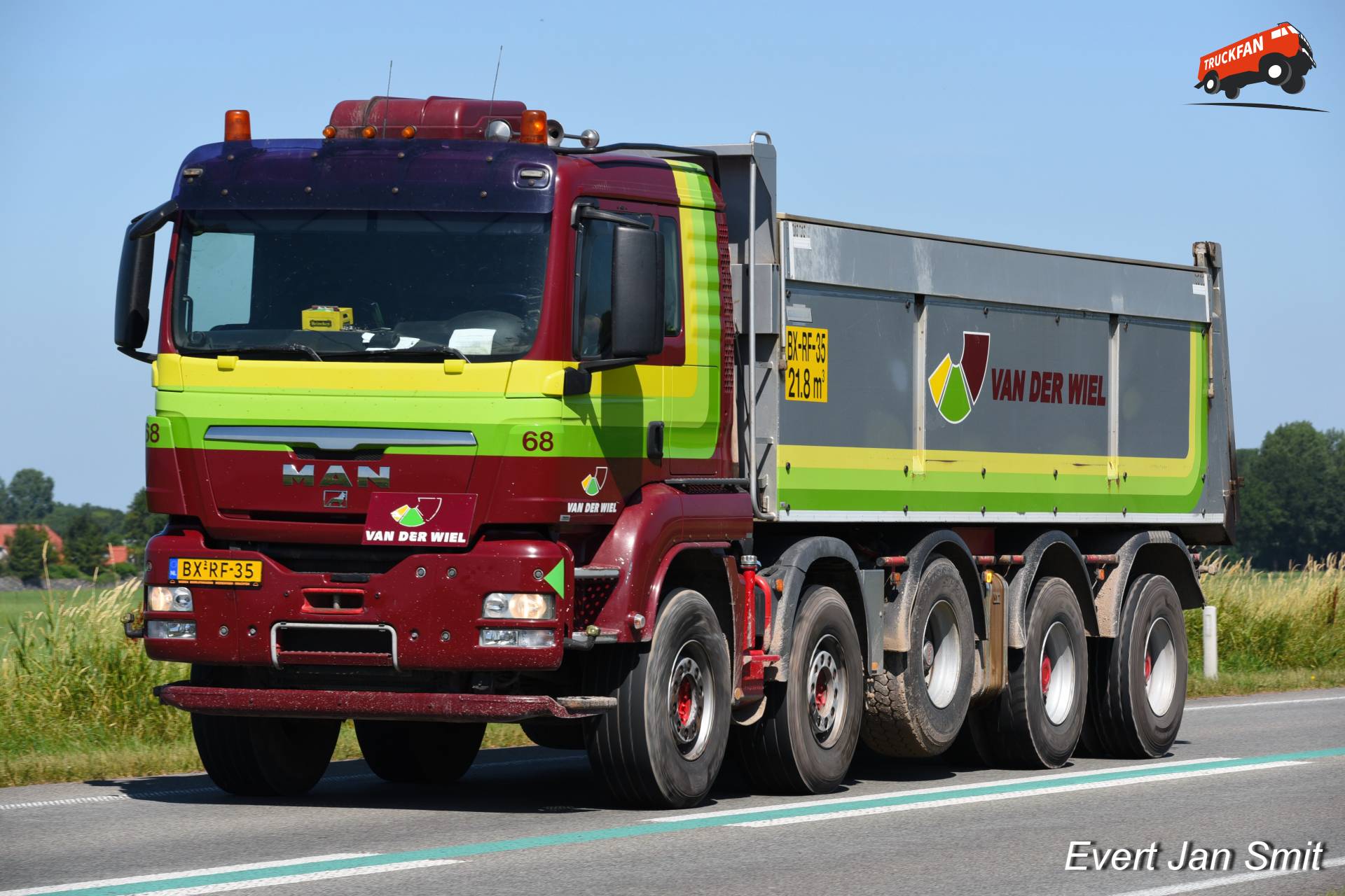 Auto 68 MAN WVT 10x4 op snelweg N33