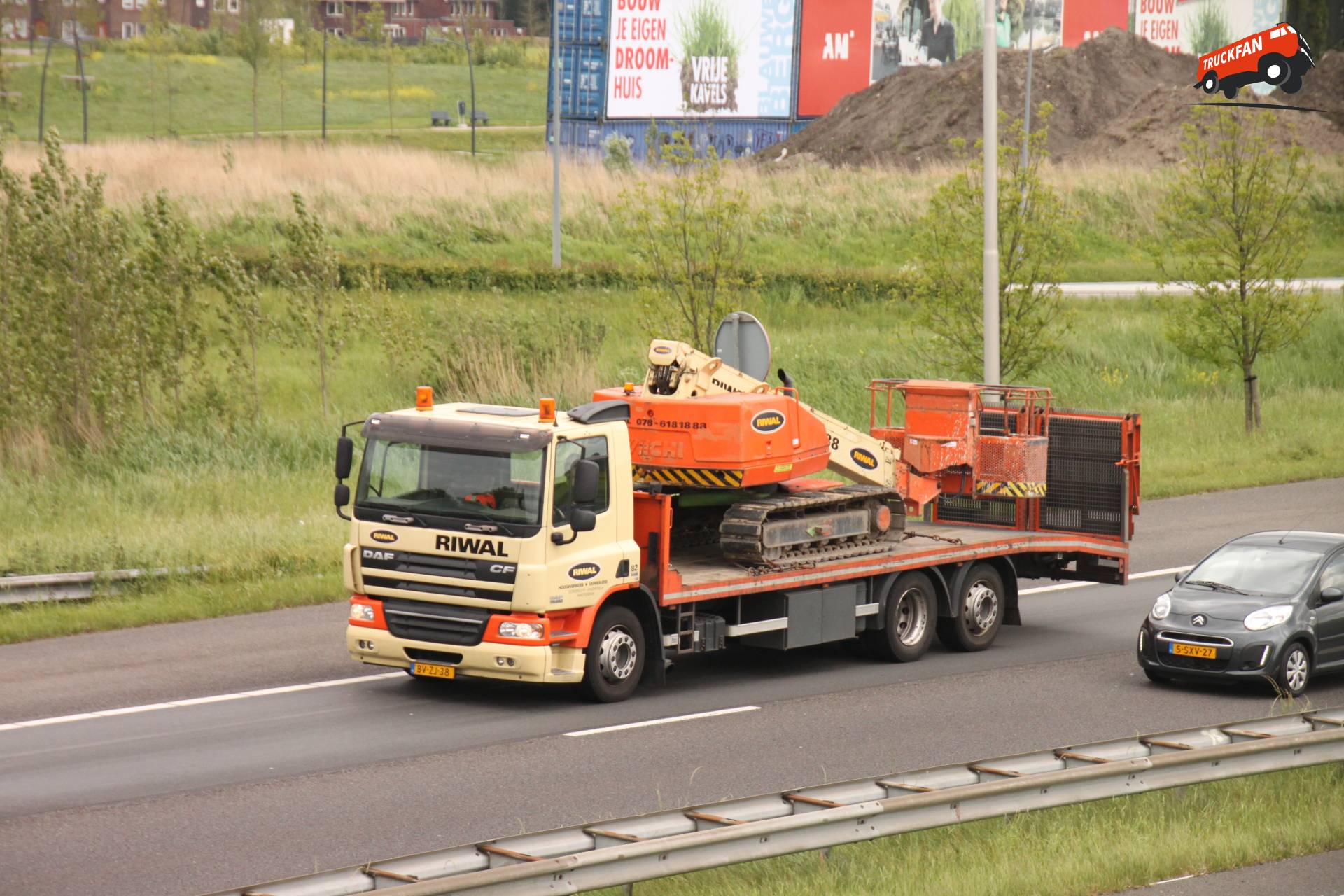 DAF CF75 vrachtwagen bij Riwal Logistiek op 12 mei 2014