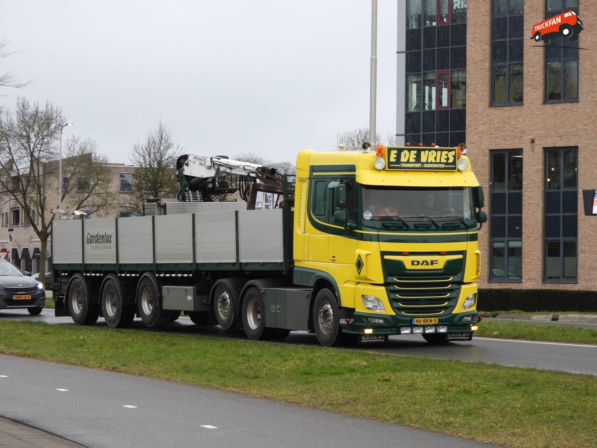 DAF XF 530 FTN vrachtwagen op N216 bij Schoonhoven