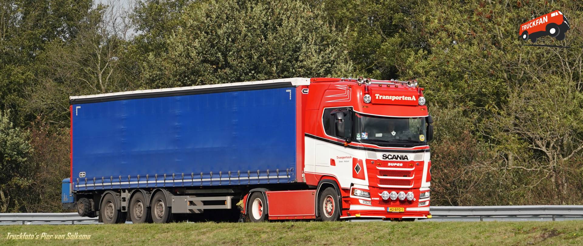 Scania S520 truck bij Portena