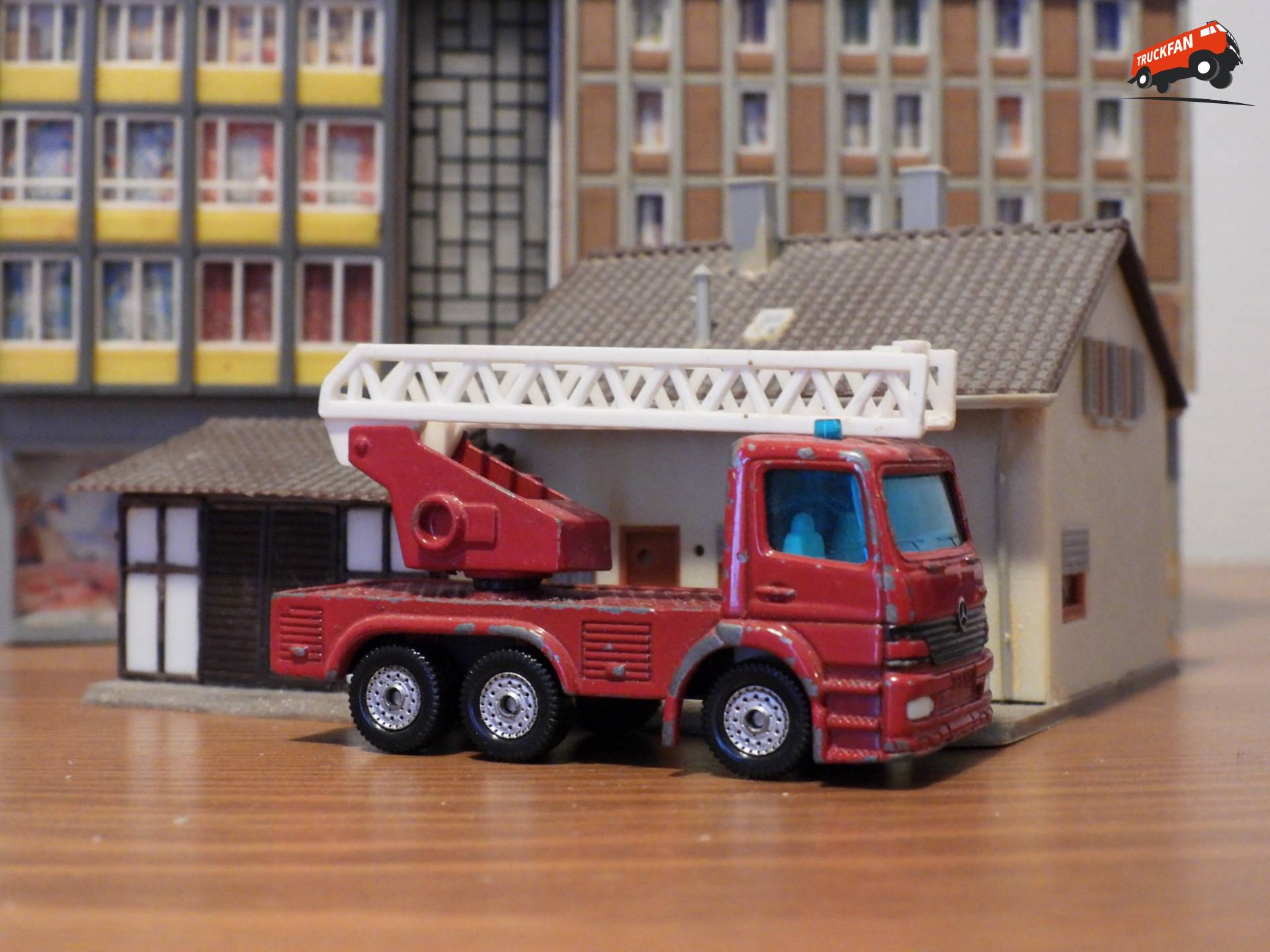 Miniatuur Mercedes-Benz Actros brandweerwagen van SIKU in schaal 1:87