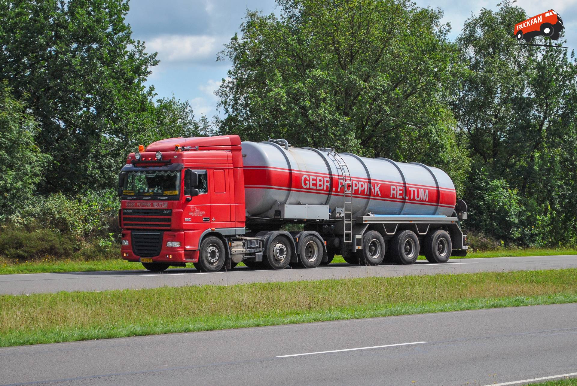 DAF XF105 vrachtwagen van Gebr. Poppink in Emmen