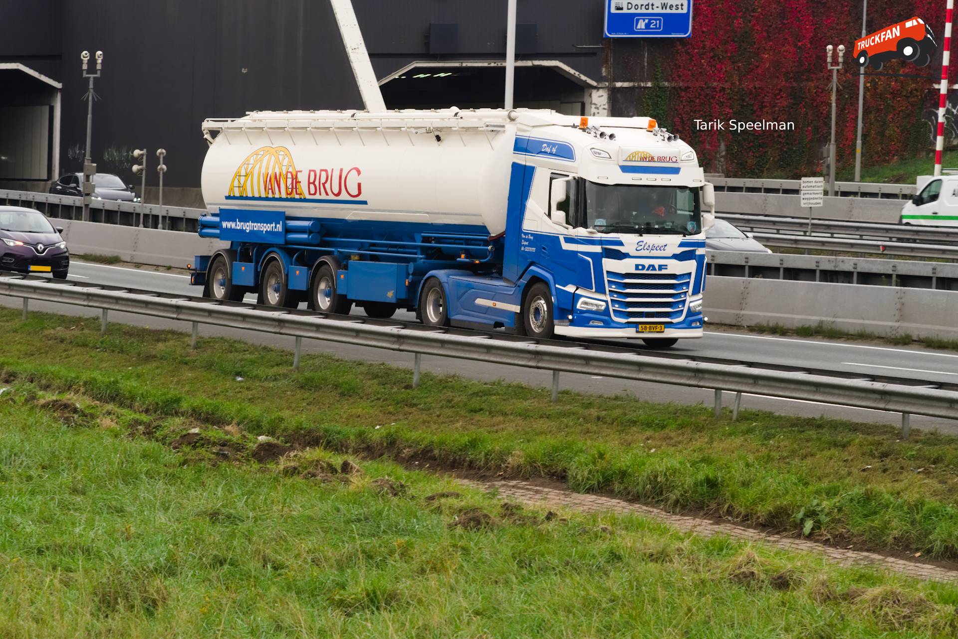 DAF XF 480 FT van Van de Brug op de A16