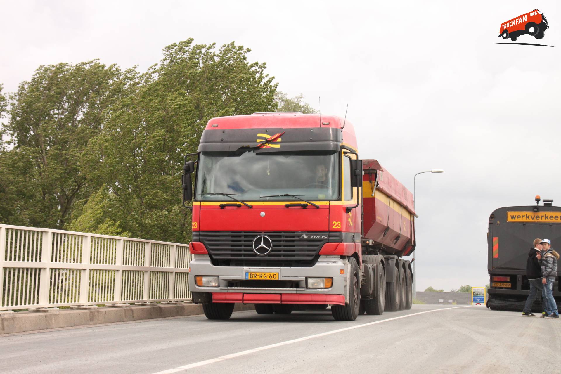 Mercedes-Benz Actros vrachtwagen van vd Lee op de weg