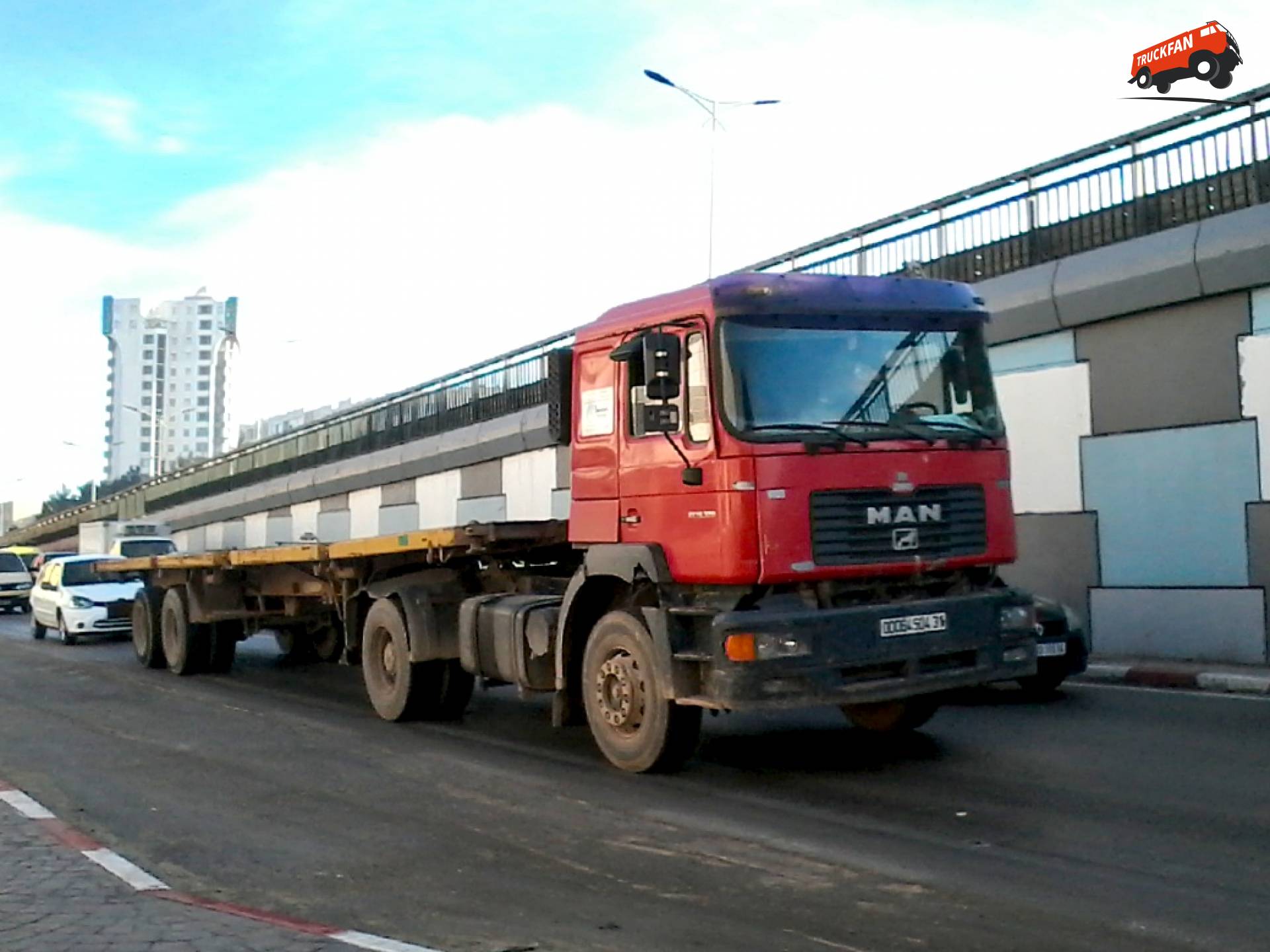 MAN-truck rijdt in 2019 door Algerije