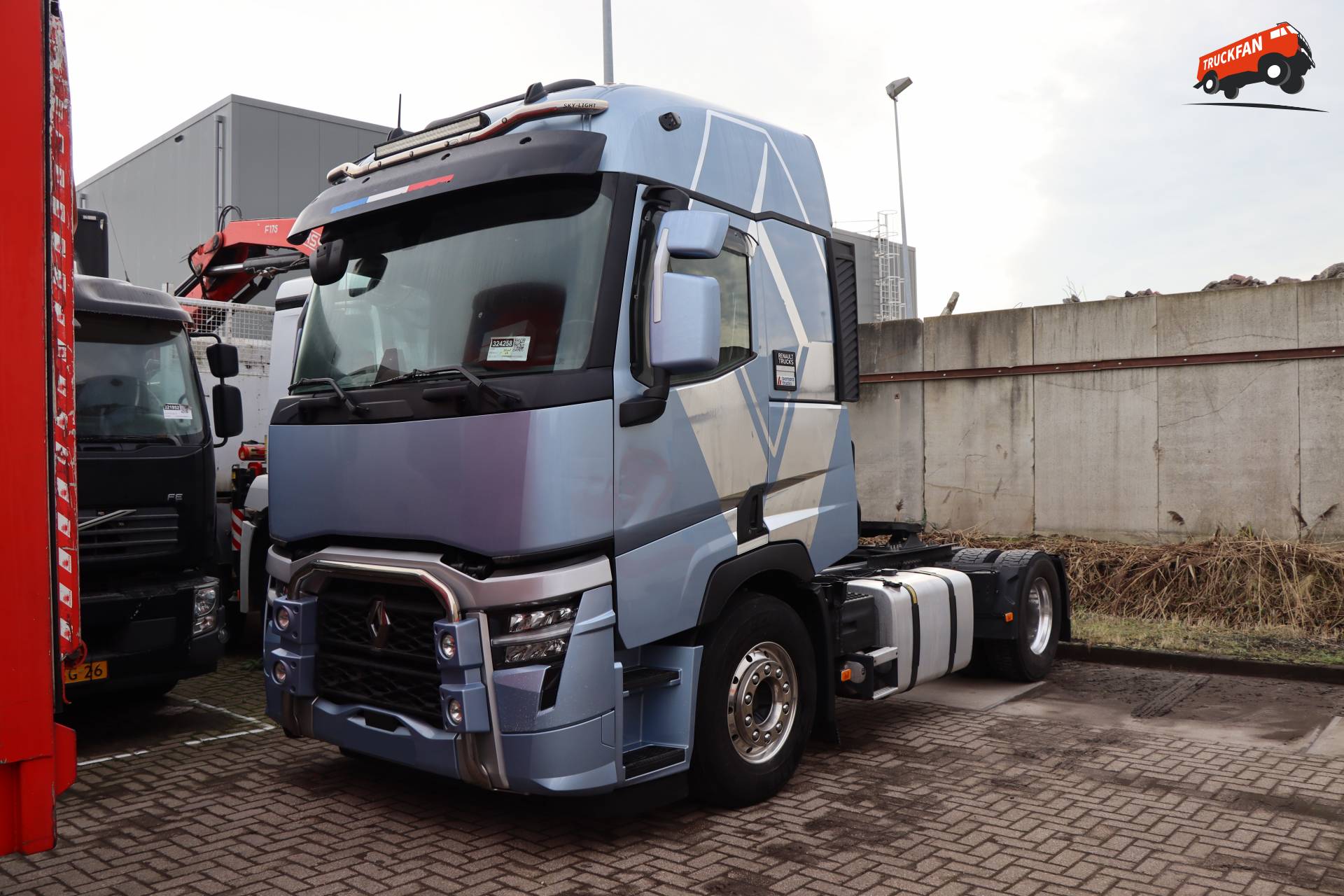 Renault T-serie met unieke bumperconstructie bij Kleyn Trucks Vuren
