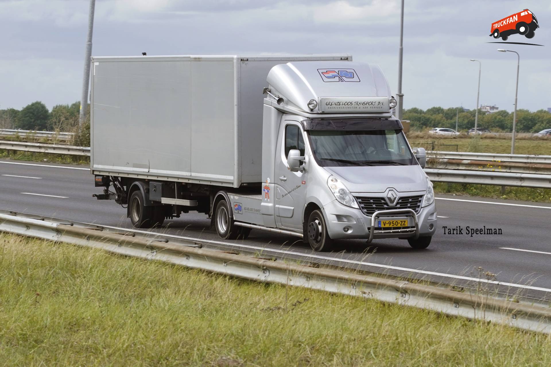 Renault Master V-950-ZZ van Grenzeloos op de A15 in actie