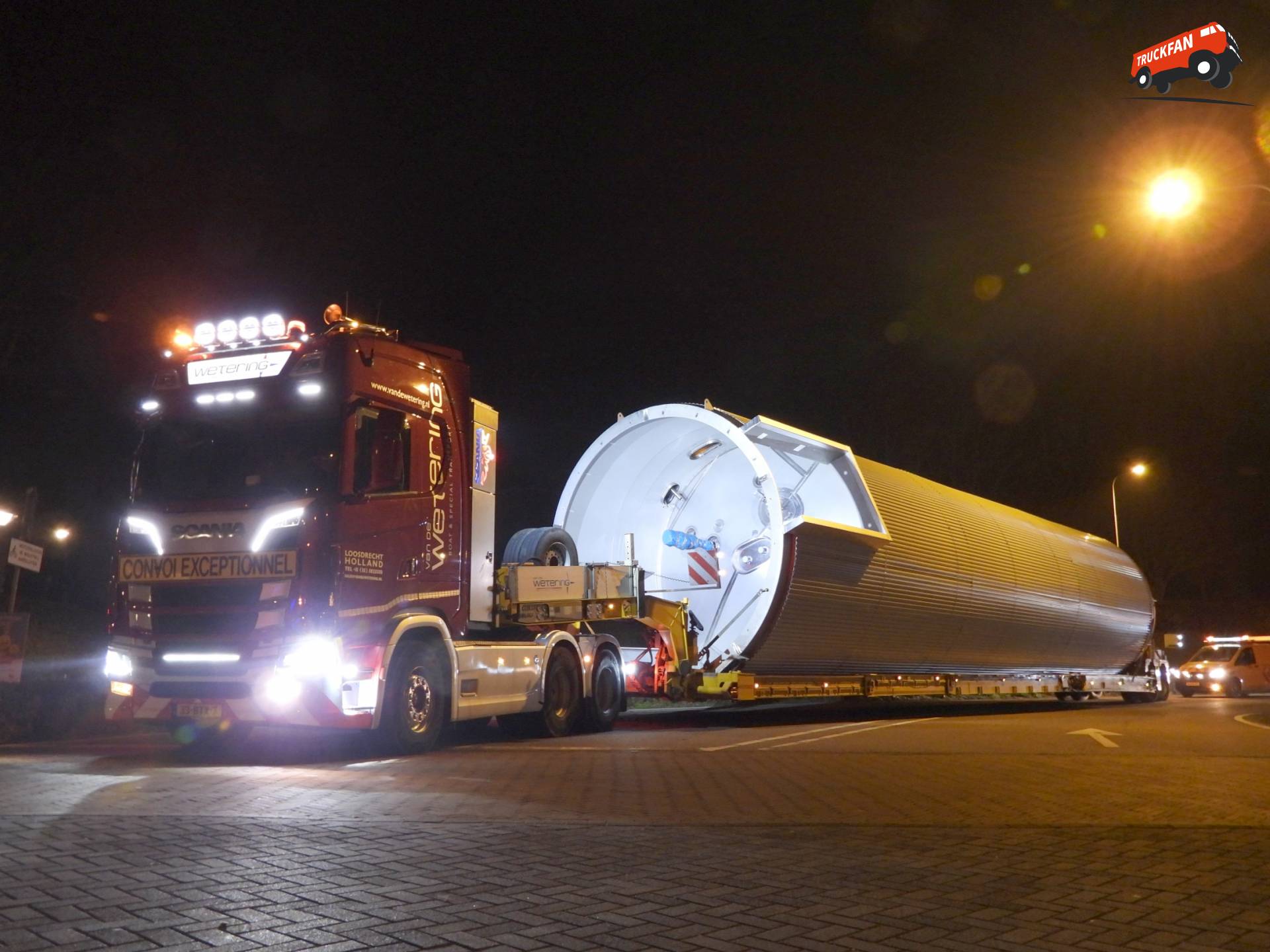 Zwaar transport van een enorme silo.