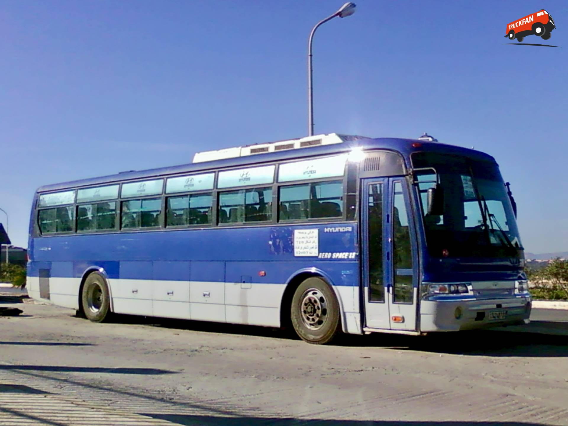 Hyundai Aero Space Bus door de straten van Algerije