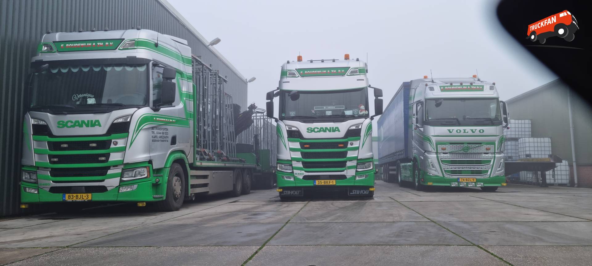 Twee Scania R450 trucks naast een Volvo FH 5e generatie bij Transportbedrijf E. Boudewijn