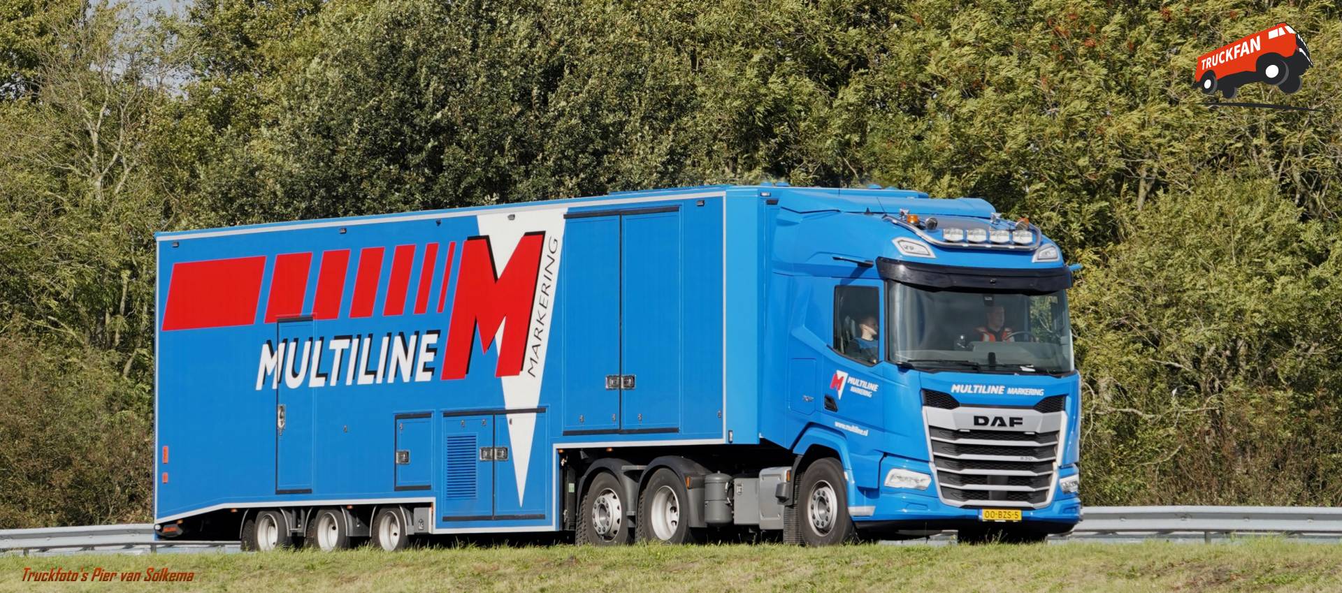 DAF XF bedrijfswagen met gesloten opbouw op A7 bij Sneek