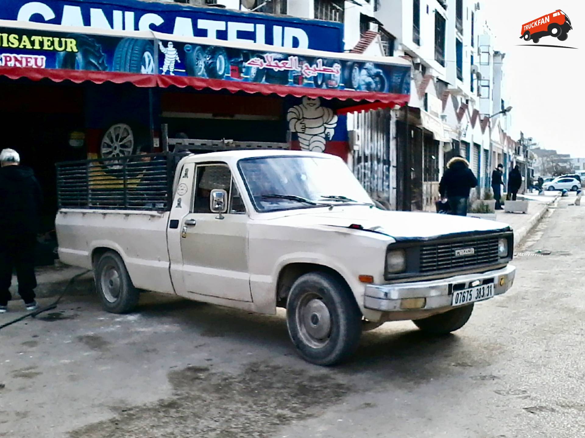 Klassieke Mazda B1600 Truck op Algerijnse Wegen