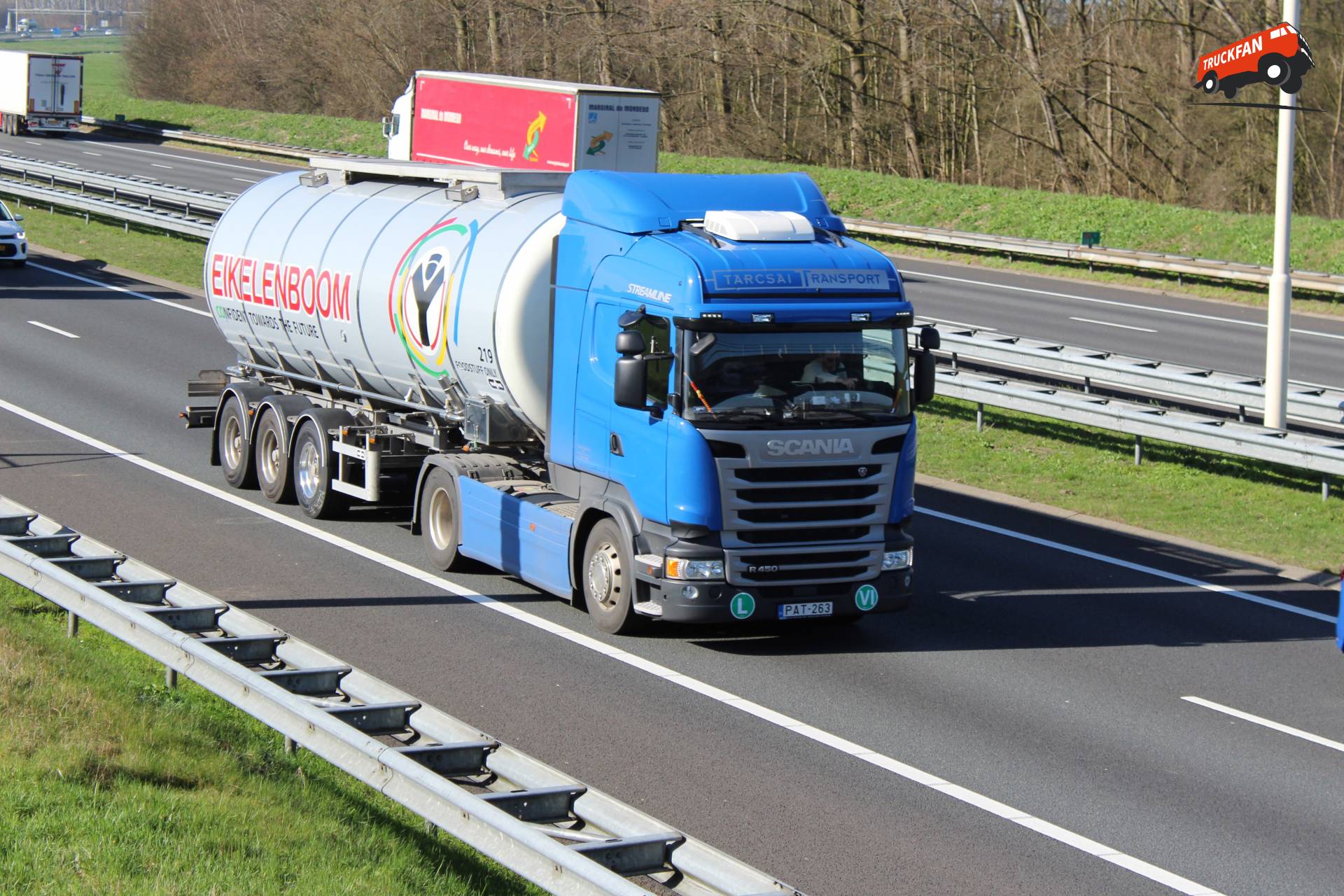 Scania R450 tanktransport langs de A27 in 2017