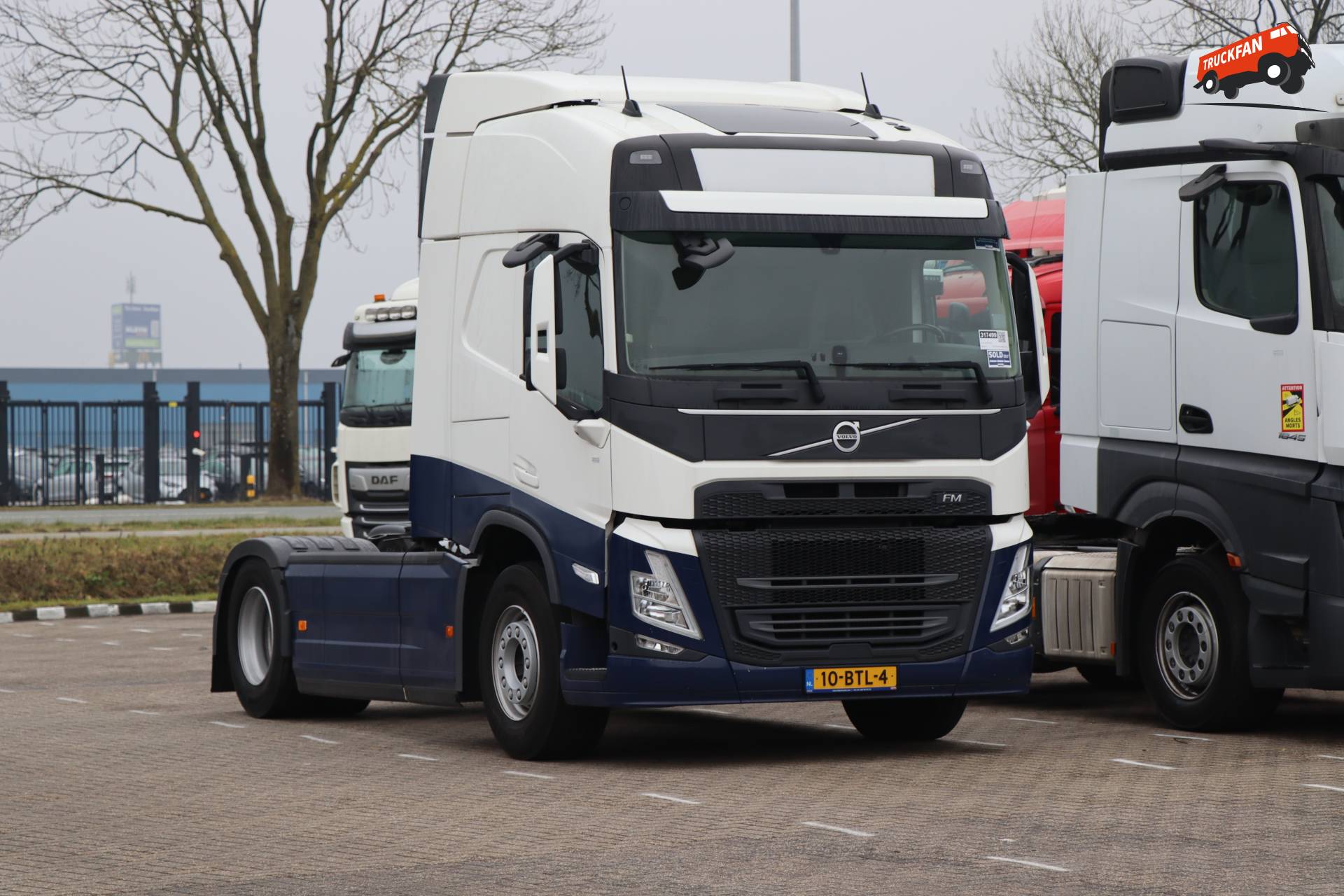 Volvo FM wachtend op transport op 9 februari 2026