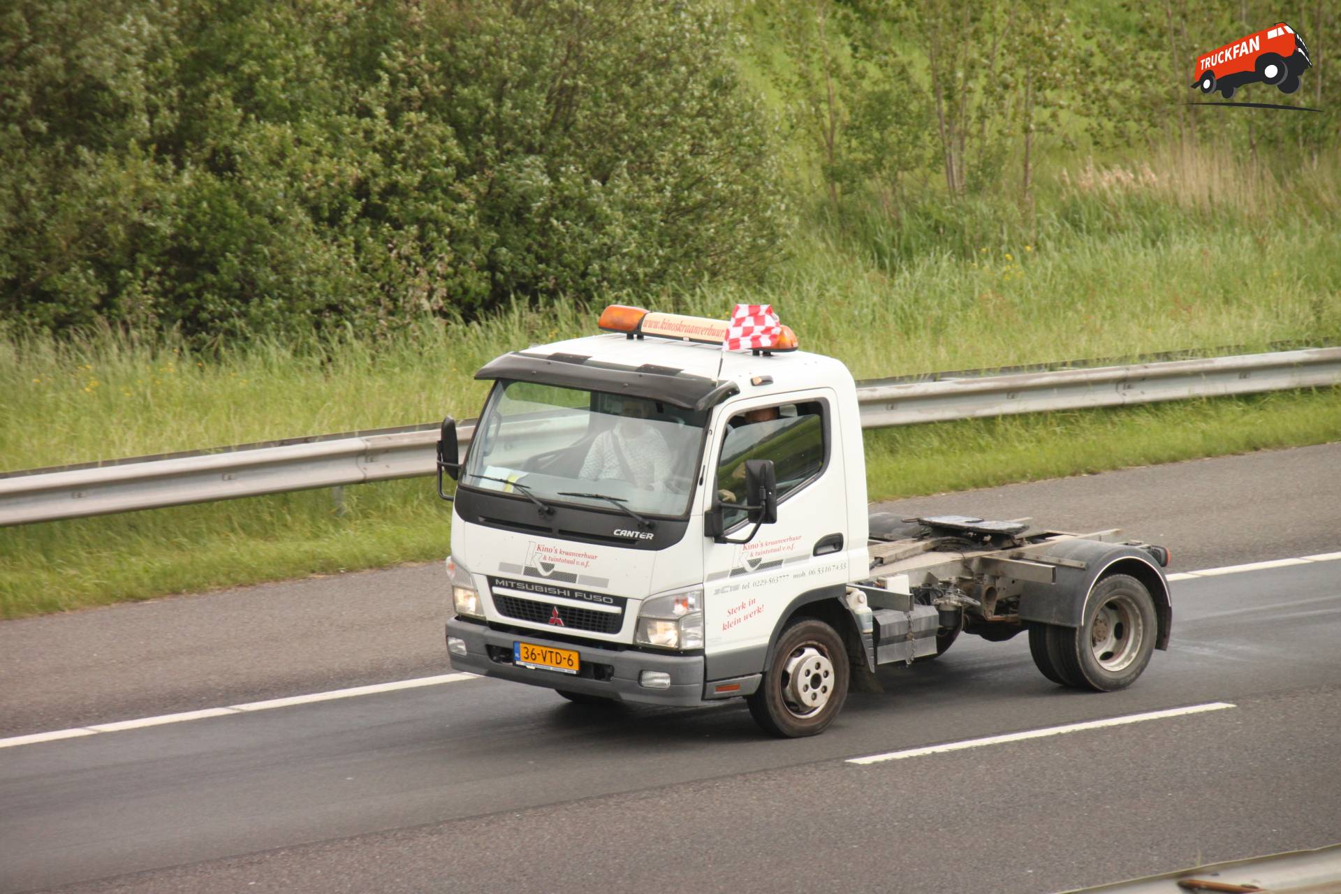 Mitsubishi Fuso Canter bij Kino's Kraanverhuur in actie
